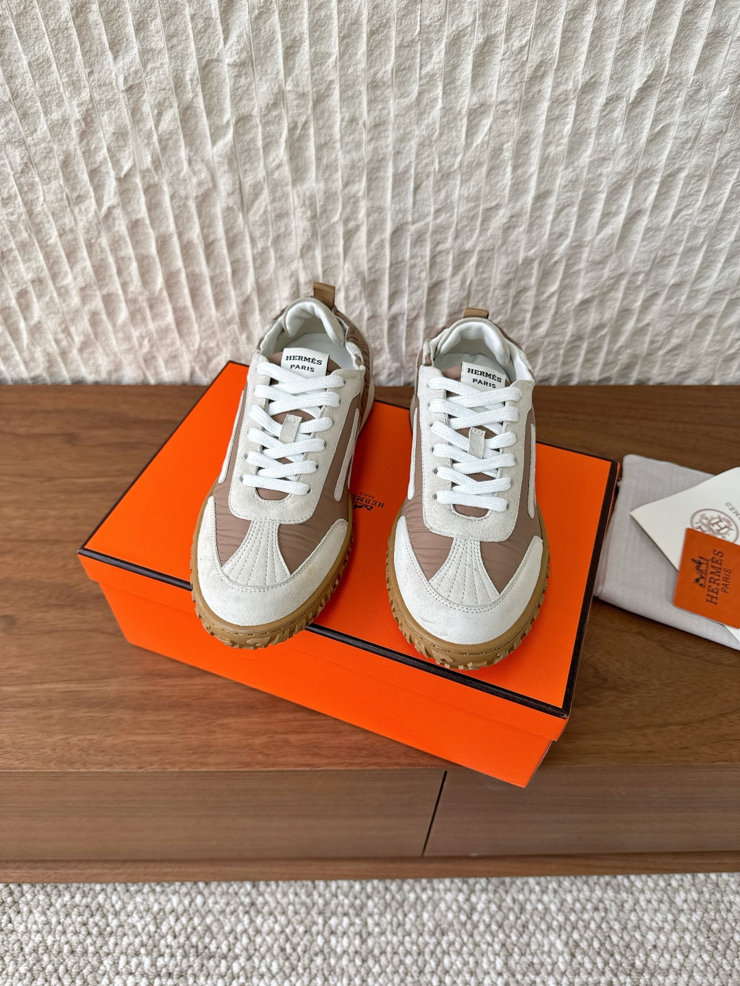 NO:562828,G652 (men's code) Hermes Hermes 25ss new Jet series couple model casual sports shoes moral training shoes original purchase and development production perforated soft suede goatskin sports shoes, equipped with soles, decorated with classic Medor rivets 'H' details to create an avant-garde retro style. Delivered in exquisite packaging. The fabric is made of original imported cow suede/waterproof cloth. The inner lining is sheepskin. The sole is original customized rubber non-slip TPU outsole.  Size35-44 (women's size 40.41, men's size 45, custom-made and non-returnable), casual shoes/sports shoes, hermes, hermes, sneakers, sheepskin, chamois leather19860909G652（男码）Hermes 爱马仕 25ss新款 Jet系列 情侣款 休闲 运动鞋 德训鞋 原版购入开发 做货 镂孔柔软麂皮山羊皮运动鞋,配有鞋底,饰有经典Medor铆钉 “H”细节 打造前卫复古造型 配送精美包装 面料采用原版进口牛反绒/防水布 内里垫脚羊皮 鞋底原版定制橡胶防滑TPU大底 Size35-44（女码40.41,男码45定做不退换）,休闲鞋/运动鞋,hermes,hermes,sneakers,sheepskin,chamois leather,Women's Shoes