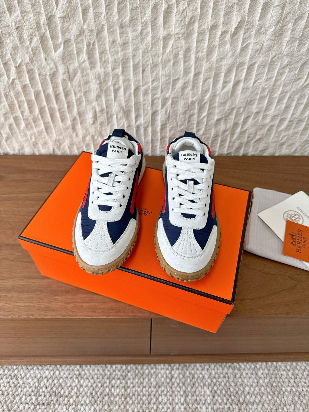 NO:562833,G652 (men's code) Hermes Hermes 25ss new Jet series couple model casual sports shoes moral training shoes original purchase and development production perforated soft suede goatskin sports shoes, equipped with soles, decorated with classic Medor rivets 'H' details to create an avant-garde retro style. Delivered in exquisite packaging. The fabric is made of original imported cow suede/breathable mesh. The inner lining is sheepskin. The sole is original customized rubber anti-slip TPU outsole.  Size35-44 (women's size 40.41, men's size 45, custom-made and non-returnable), casual shoes/sports shoes, hermes, hermes, sneakers, sheepskin, chamois leather19860909G652（男码）Hermes 爱马仕 25ss新款 Jet系列 情侣款 休闲 运动鞋 德训鞋 原版购入开发 做货 镂孔柔软麂皮山羊皮运动鞋,配有鞋底,饰有经典Medor铆钉 “H”细节 打造前卫复古造型 配送精美包装 面料采用原版进口牛反绒/透气网 内里垫脚羊皮 鞋底原版定制橡胶防滑TPU大底 Size35-44（女码40.41,男码45定做不退换）,休闲鞋/运动鞋,hermes,hermes,sneakers,sheepskin,chamois leather,Women's Shoes