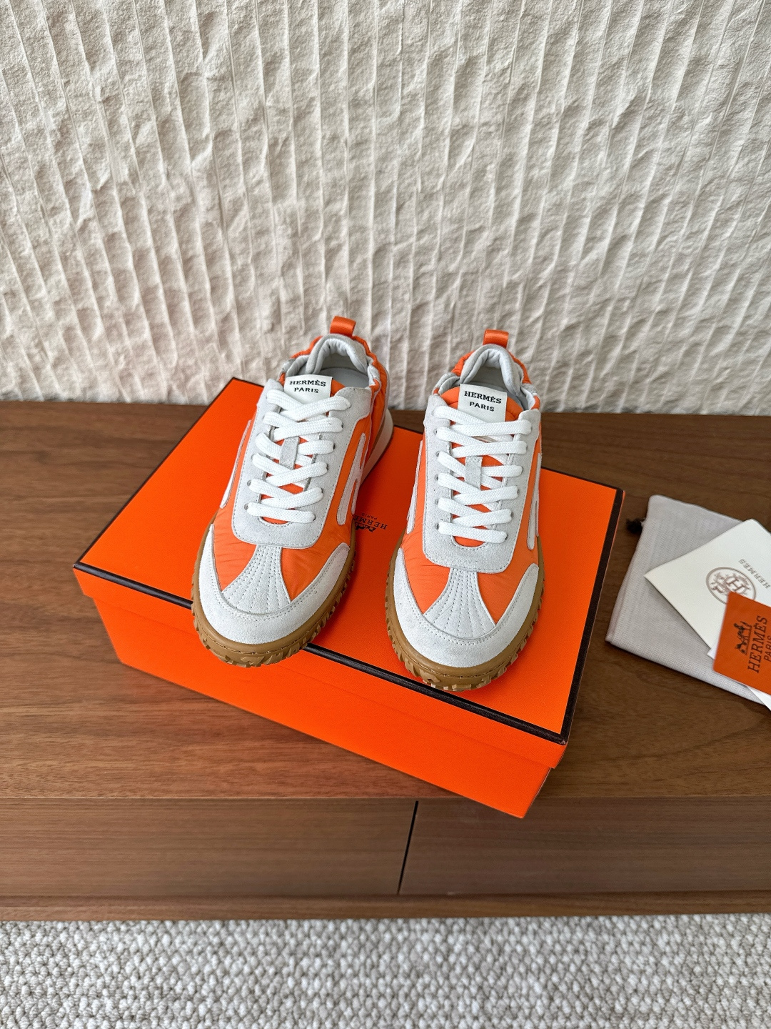 NO:562838,G652 (men's code) Hermes Hermes 25ss new Jet series couple model casual sports shoes moral training shoes original purchase and development production perforated soft suede goatskin sports shoes, equipped with soles, decorated with classic Medor rivets 'H' details to create an avant-garde retro style. Delivered in exquisite packaging. The fabric is made of original imported cow suede/waterproof cloth. The inner lining is sheepskin. The sole is original customized rubber non-slip TPU outsole.  Size35-44 (women's size 40.41, men's size 45, custom-made and non-returnable), casual shoes/sports shoes, hermes, hermes, sneakers, sheepskin, chamois leather19860909G652（男码）Hermes 爱马仕 25ss新款 Jet系列 情侣款 休闲 运动鞋 德训鞋 原版购入开发 做货 镂孔柔软麂皮山羊皮运动鞋,配有鞋底,饰有经典Medor铆钉 “H”细节 打造前卫复古造型 配送精美包装 面料采用原版进口牛反绒/防水布 内里垫脚羊皮 鞋底原版定制橡胶防滑TPU大底 Size35-44（女码40.41,男码45定做不退换）,休闲鞋/运动鞋,hermes,hermes,sneakers,sheepskin,chamois leather,Women's Shoes