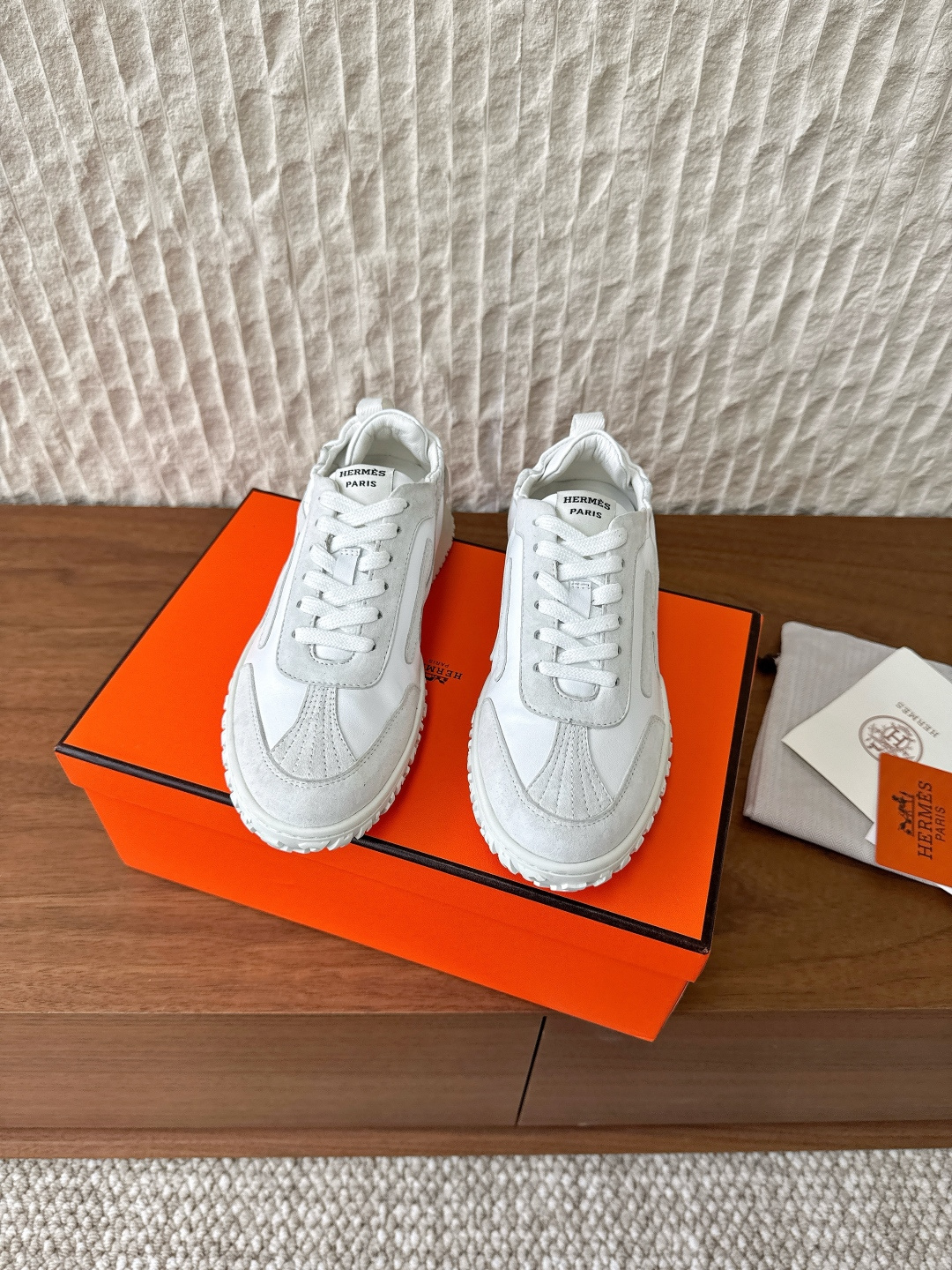 NO:562843,G652 (men's code) Hermes 25ss new Jet series couple model casual sports shoes moral training shoes original purchase and development production perforated soft suede goatskin sports shoes, equipped with soles, decorated with classic Medor rivets 'H' details to create an avant-garde retro style. Delivered in exquisite packaging. The fabric is made of original imported cow suede/cowhide. The inner lining is sheepskin. The sole is original customized rubber anti-slip TPU outsole.  Size35-44 (women's size 40.41, men's size 45, custom-made and non-returnable), casual shoes/sports shoes, hermes, hermes, sneakers, cowhide, sheepskin, chamois leather19860909G652（男码）Hermes 爱马仕 25ss新款 Jet系列 情侣款 休闲 运动鞋 德训鞋 原版购入开发 做货 镂孔柔软麂皮山羊皮运动鞋,配有鞋底,饰有经典Medor铆钉 “H”细节 打造前卫复古造型 配送精美包装 面料采用原版进口牛反绒/牛皮 内里垫脚羊皮 鞋底原版定制橡胶防滑TPU大底 Size35-44（女码40.41,男码45定做不退换）,休闲鞋/运动鞋,hermes,hermes,sneakers,cowhide,sheepskin,chamois leather,Women's Shoes