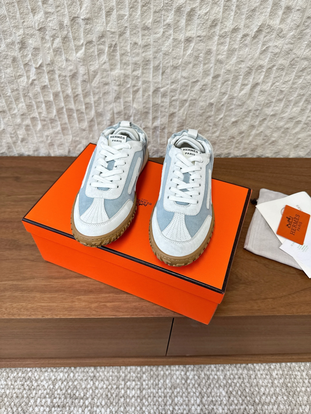 NO:562796,G652 (men's code) Hermes 25ss new Jet series couple model casual sports shoes moral training shoes original purchase and development production perforated soft suede goatskin sports shoes, equipped with soles, decorated with classic Medor rivets 'H' details to create an avant-garde retro style. Delivered in exquisite packaging. The fabric is made of original imported cow suede. The lining is sheepskin. The sole is original custom-made rubber non-slip TPU outsole.  Size35-44 (women's size 40.41, men's size 45, custom-made and non-returnable), casual shoes/sports shoes, hermes, hermes, sneakers, sheepskin, chamois leather19860909G652（男码）Hermes 爱马仕 25ss新款 Jet系列 情侣款 休闲 运动鞋 德训鞋 原版购入开发 做货 镂孔柔软麂皮山羊皮运动鞋,配有鞋底,饰有经典Medor铆钉 “H”细节 打造前卫复古造型 配送精美包装 面料采用原版进口牛反绒 内里垫脚羊皮 鞋底原版定制橡胶防滑TPU大底 Size35-44（女码40.41,男码45定做不退换）,休闲鞋/运动鞋,hermes,hermes,sneakers,sheepskin,chamois leather,Women's Shoes