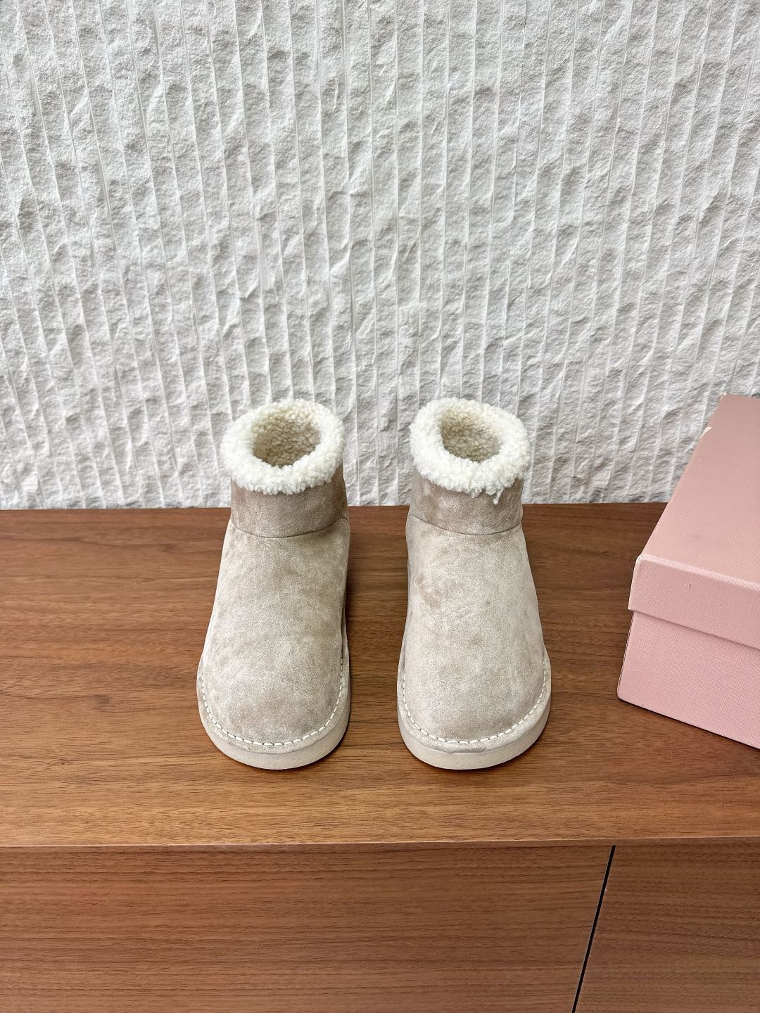 NO:562795,G319 MiuMiu 25ss new autumn and winter short snow boots. They often appear on the covers of major fashion magazines. They are loved by celebrities and Xiaohongshu bloggers. The strap design is more elegant, and the upper part is especially stunning. You will not regret it when you close your eyes. The upper part is very comfortable and super stable. The combination can be salty or sweet. The upper is made of original imported high-mercerized cow suede, the lining is made of wool, and the sole is original custom-made rubber outsole.  Size35-39 (40, custom made, non-refundable), snow boots, miumiu, boots19860909G319 MiuMiu 缪缪 25ss秋冬新款 短靴雪地靴 经常出现在各大时装杂志封面·各路明星、小红书博主都有钟爱 搭配绑带设计更显优雅,上脚尤为惊艳到你的一款 闭眼入都是不会后悔 上脚非常舒服超级稳·搭配还是可咸可甜 鞋面采用原版进口高丝光牛反绒 内里垫脚羊毛 鞋底原版定制橡胶大底 Size35-39（40 订做不退换）,雪地靴,miumiu,boots,Women's Shoes