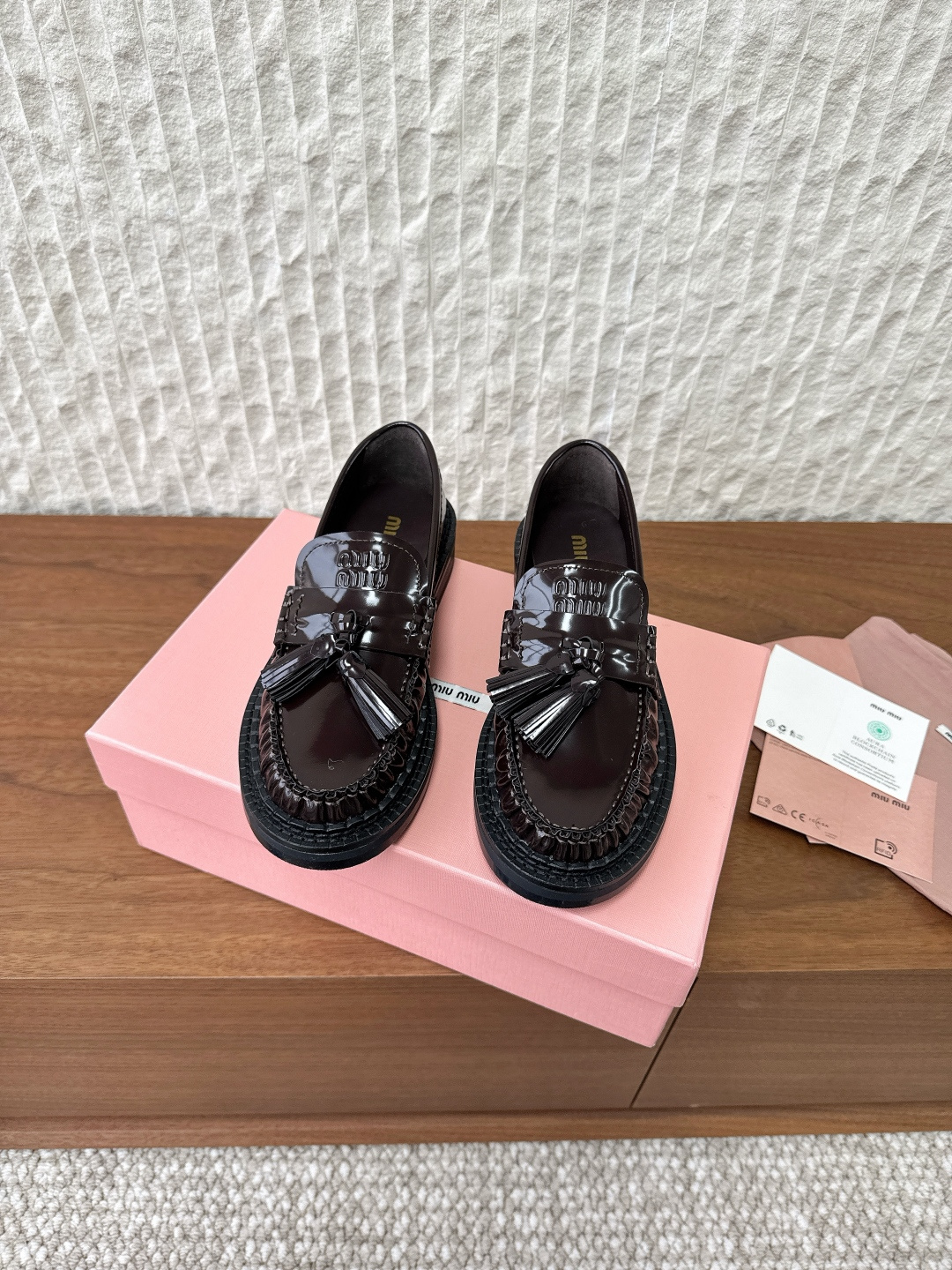 NO:562801,G319 Miu Miu 25ss new autumn and winter tassel style loafers. This season's miu shoes are simply amazing. The whole series is starting to be new. The whole series is purchased and developed. The upper is made of original imported cowhide. The lining is sheepskin. The sole is original customized rubber outsole. Size35-40 (40 orders are not returned or exchanged), loafers, miumiu, loafers, cowhide, sheepskin.19860909G319 Miu Miu 缪缪 25ss秋冬新款 流苏款 乐福鞋 这季度的miu简直都太绝了 全系列陆续开始上新 全系列原版购入开发 鞋面采用原版进口牛皮 内里垫脚羊皮 鞋底原版定制橡胶大底 Size35-40（40订做不退换）,乐福鞋,miumiu,loafers,cowhide,sheepskin,Women's Shoes