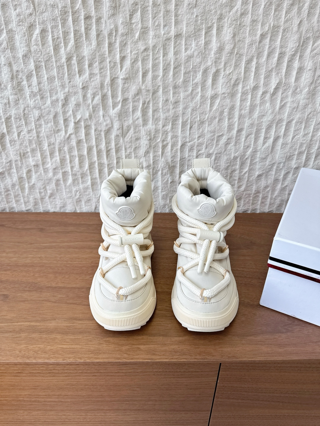 NO:562811,G236 Moner Altive Mid 25ss new autumn and winter down boots, ski boots, snow boots, with drawstring lace design and thermal lining, comfortable and warm. Equipped with Vibram anti-slip outsole with strong grip, witness the modern style of the Alpine genes of the Moner shoe series during every step. The fabric is made of original imported waterproof down cloth embossed cowhide (filled with 30 down air cotton), and the inner padding sheepskin  Original customized TPU rubber combination outsole, size 35-39 (40.41 custom-made, non-refundable), snow boots, boots, down jacket, cowhide, sheepskin19860909G236 Moner Altive Mid 25ss秋冬新款 羽绒靴 滑雪靴 雪地靴 采用抽绳系带设计与保暖内衬,舒适温暖. 搭载强劲抓地的 Vibram 防滑大底, 步履之间,见证 Moner 鞋履系列 高山基因的现代风范. 面料采用原版进口防水羽绒布压纹牛皮（填充30羽绒空气棉） 内里垫脚羊皮 鞋底原版定制TPU橡胶组合大底 尺码35-39（40.41定做不退换）,雪地靴,boots,down jacket,cowhide,sheepskin,Women's Shoes