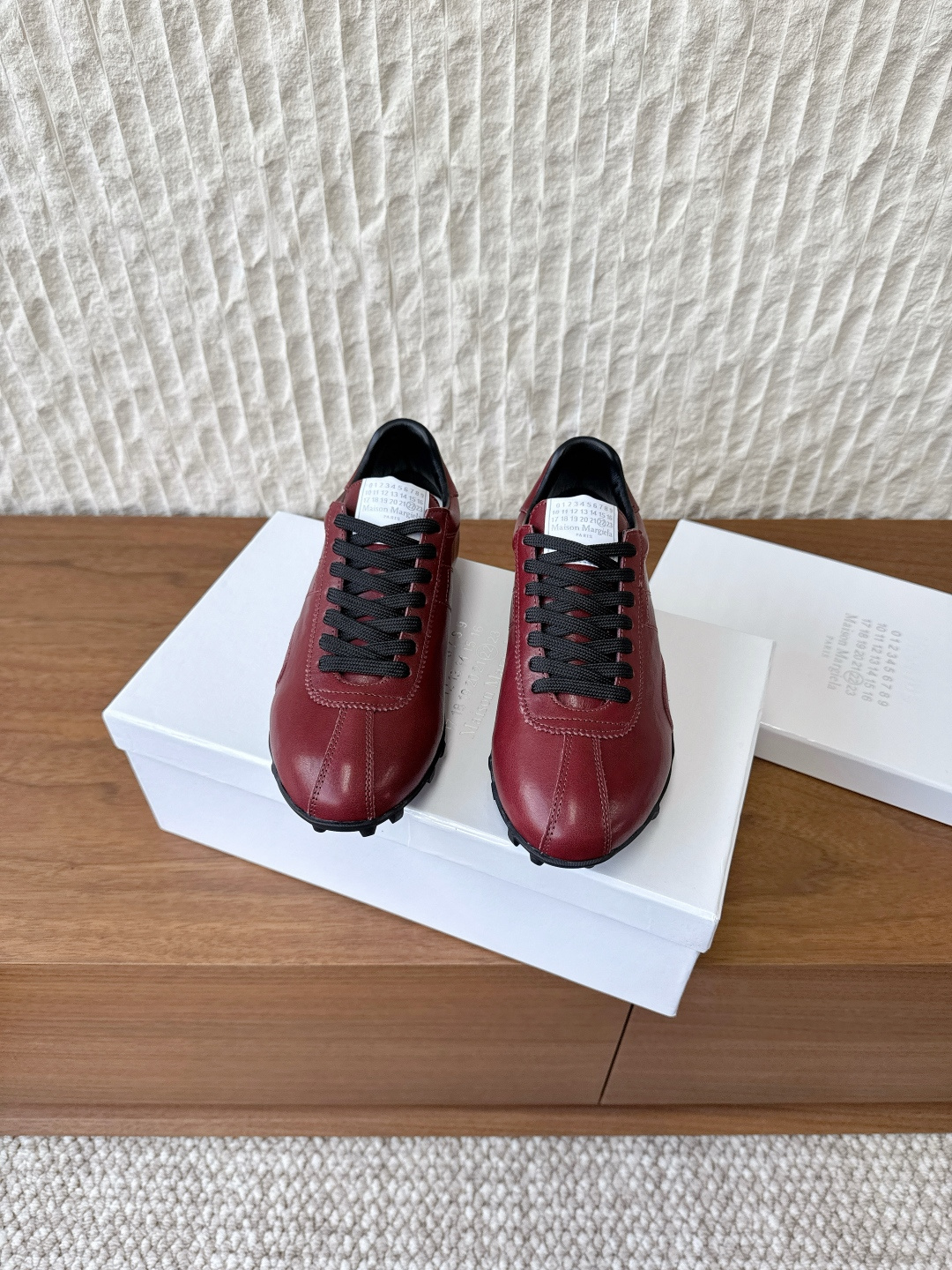 NO:559278,G279 Maison Margiela 25ss new autumn and winter couple model Forrest Gump shoes moral training shoes The new Sprinters silhouette is made of old vegetable soft cowhide, inspired by retro. Through distressing, stitching, splicing and other processes, the single product is given new life and beauty. The tongue has a classic number logo, with a non-slip spike sole, and the tail is decorated with the iconic white stitching logo, full of craftsmanship. The fabric is made of original imported cowhide  Sheepskin lining, original custom rubber outsole, size 35-44 (women's size 40, men's size 45, custom made, non-returnable), casual shoes/sports shoes, masion margiela, sneakers, cowhide, sheepskin19860909G279 Maison Margiela 马吉拉 25ss秋冬新款 情侣款 阿甘鞋 德训鞋 新款Sprinters轮廓采用做旧植柔牛皮制成,灵感来源于复古.通过做旧、缝线、拼接等工艺,赋予单品新的生命和美感.舌有经典的数字标志,搭配有防滑的钉状鞋底,鞋尾饰有标志性的白色缝线logo,充满工艺感. 面料采用原版进口牛皮 内里垫脚羊皮 鞋底原版定制橡胶大底 码数35-44（女码40,男码45定做不退换）,休闲鞋/运动鞋,masion margiela,sneakers,cowhide,sheepskin,Women's Shoes