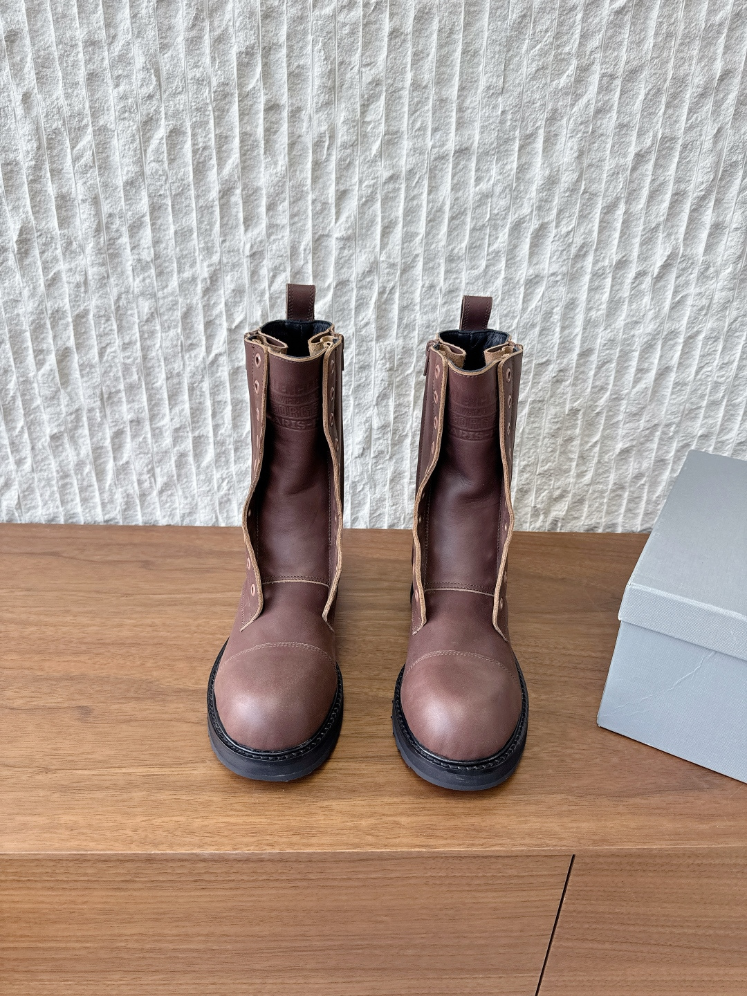 NO:559272,G259 (men's code) Balenciaga Balenciaga 25ss new autumn and winter style fake lace couple style Martin boots look tough but are comfortable on the feet. They have a handsome personality without losing comfort and are colored to make them old and retro!  Craftsman-designed outsole and non-colliding Martin boots are definitely a cool and handsome style!  Classic and versatile!  The fabric is made of original imported calfskin/cow suede. The inner foot pad is water-dyed cowhide. The sole is original customized rubber outsole. Size female 34-41 (34 40 41 customized, non-returnable), male 38-45 (45 customized, non-refundable), boots, balenciaga, balenciaga, boots, cowhide19860909G259（男码）Balenciaga 巴黎世家 25ss秋冬新款 假系带 情侣款 马丁靴 看着硬朗 但上脚舒适 个性帅气的的同时 不失舒适感擦色做旧复古！ 工艺设计大底 不会撞款的马丁靴 绝对吹爆酷帅酷帅的款！经典百搭！ 面料采用原版进口小牛皮/牛反绒 内里垫脚水染牛皮 鞋底原版定制橡胶大底 Size女34-41（34 40 41订做不退换） 男38-45（45订做不退换）,靴子,balenciaga,balenciaga,boots,cowhide,Women's Shoes