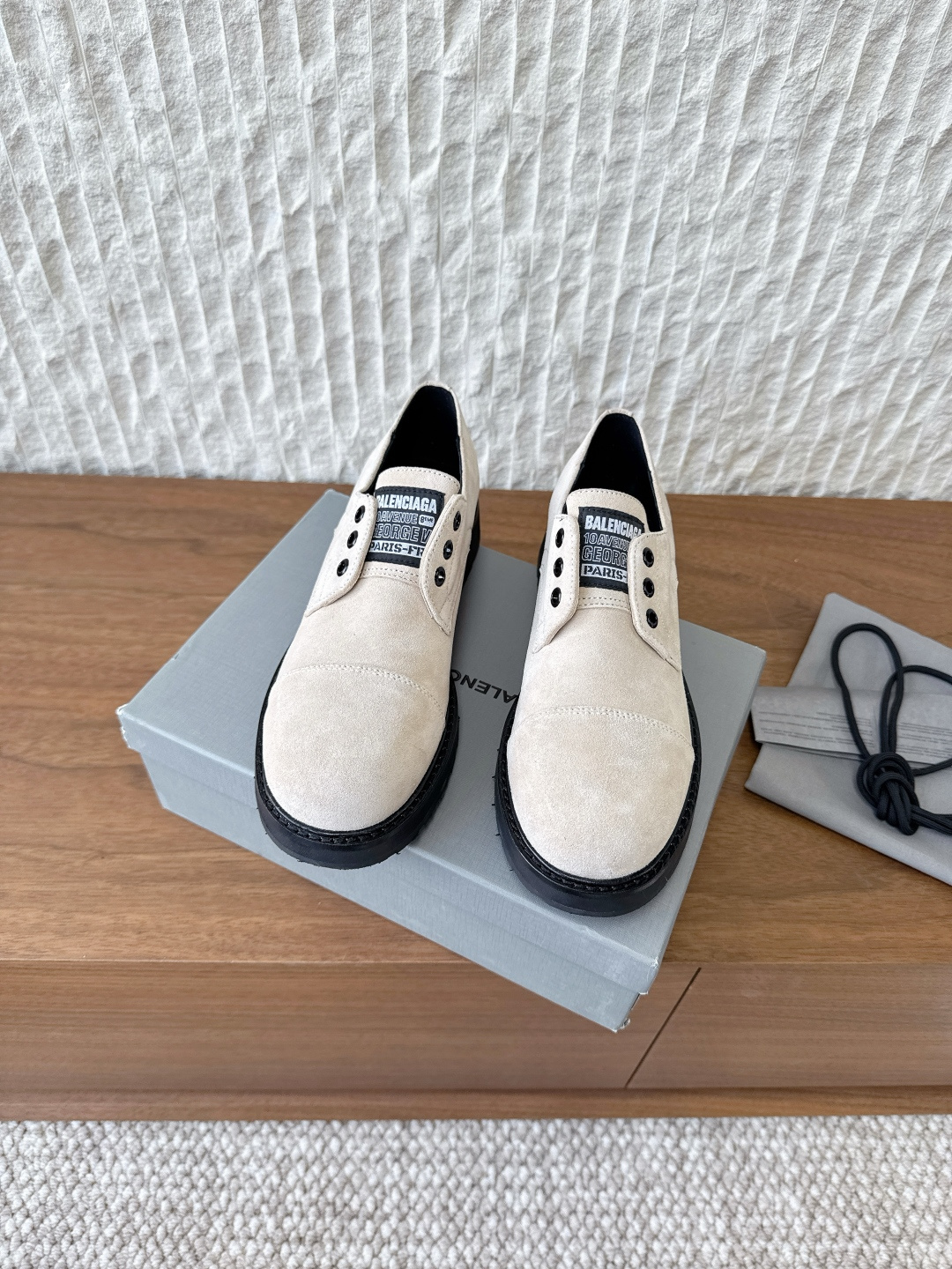 NO:559270,G259 (men's code) Balenciaga Balenciaga 25ss new style for autumn and winter, fake laces, couple style, single shoes. They look tough but are comfortable on the feet. They have a handsome personality without losing comfort. They are colored and retro!  Craftsman-designed outsole and non-colliding Martin boots are definitely a cool and handsome style!  Classic and versatile!  The fabric is made of original imported calfskin/cow suede. The inner foot pad is water-dyed cowhide. The sole is original customized rubber outsole. Size female 34-41 (34 40 41 customized, non-returnable), male 38-45 (45 customized, non-refundable), loafers, balenciaga, balenciaga, loafers, boots, cowhide19860909G259（男码）Balenciaga 巴黎世家 25ss秋冬新款 假系带 情侣款 单鞋 看着硬朗 但上脚舒适 个性帅气的的同时 不失舒适感擦色做旧复古！ 工艺设计大底 不会撞款的马丁靴 绝对吹爆酷帅酷帅的款！经典百搭！ 面料采用原版进口小牛皮/牛反绒 内里垫脚水染牛皮 鞋底原版定制橡胶大底 Size女34-41（34 40 41订做不退换） 男38-45（45订做不退换）,乐福鞋,balenciaga,balenciaga,loafers,boots,cowhide,Women's Shoes