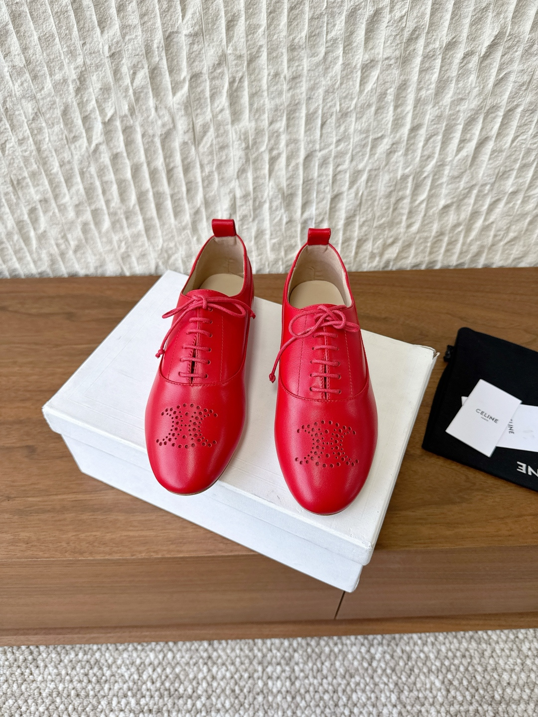 NO:559267,G259 Celine Celine 25ss new autumn and winter style Arc de Triomphe lace-up Mary Jane flat shoes. The classic Arc de Triomphe logo LOGO is combined with the classic style of the 1970s. Retro casual yet youthful and fashionable. Very versatile for daily wear. Light and breathable on the feet. Fashionable and fashionable. Go out casually. Very good-looking. The upper is made of original imported soft patent leather mixed sheepskin. The lining is sheepskin. The sole is original and customized with genuine leather outsole imported from Italy.  Size 35-39 (40.41 customized, non-refundable), single shoes, celine, celine, mary jane, sheepskin, Leather soles19860909G259 Celine 赛琳 25ss秋冬新款 凯旋门 系带 玛丽珍 平底 单鞋 经典凯旋门标志LOGO再融合70年代经典款式 复古休闲又不乏青春洋气～ 日常穿着非常百搭 上脚轻便透气～时髦洋气 随性出门～巨好看 鞋面采用原版进口软漆皮混种羊皮 内里垫脚羊皮 鞋底原版定制意大利进口真皮大底 码数35-39（40.41定做不退换）,单鞋,celine,celine,mary jane,sheepskin,Leather soles,Women's Shoes