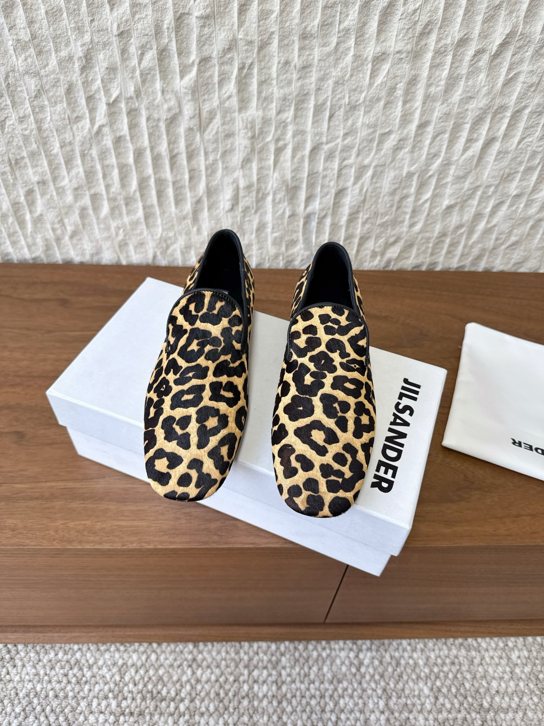 NO:559264,G731 JIL SANDER niche trendy brand 25ss new style for autumn and winter, small square toe, single shoes, loafers. Typical loafer shoe shape, one-step, easy to put on and take off. The toe is designed with a square toe. This toe style is retro and atmospheric, which can modify the foot shape and provide relatively loose space for the toes. It will not squeeze the toes too much like point-toe shoes, and the wearing comfort is guaranteed in both visual and practical experience. The upper is made of original imported sheep oil leather/horse hair.  Sheepskin lining, original custom Italian injection molded leather outsole, Size 35-39 (40.41 custom made, non-returnable), single shoes, jil sander, loafers, sheepskin, Leather soles19860909G731 JIL SANDER 小众潮牌 25ss秋冬新款 小方头 单鞋 乐福鞋 典型的乐福鞋鞋型,属于一脚蹬,方便穿脱.鞋头为方头设计 这种鞋头风格复古又大气,能够修饰脚型同时给脚趾提供相对宽松的空间 不会像尖头鞋那样对脚趾有过多挤压,穿着舒适度在视觉和实际体验上都有保障. 鞋面采用原版进口羊油皮/马毛 内里垫脚羊皮 鞋底原版定制意大利注塑真皮大底 Size35-39（40.41定做不退换）,单鞋,jil sander,loafers,sheepskin,Leather soles,Women's Shoes