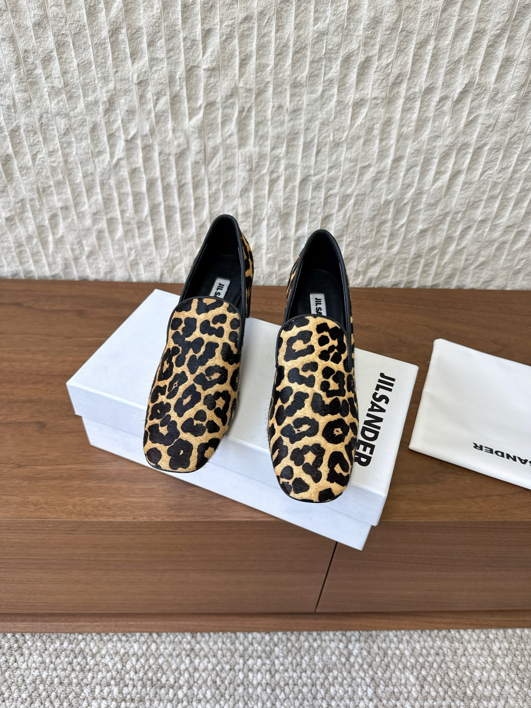 NO:559291,High-heeled G731 JIL SANDER niche trendy brand 25ss new style for autumn and winter, small square toe, single shoes, loafers, typical loafer shoe type, one-step, easy to put on and take off. The toe is designed with a square toe. This toe style is retro and grand, which can modify the foot shape while providing a relatively loose space for the toes. It will not squeeze the toes too much like pointed-toe shoes, and the wearing comfort is guaranteed in both visual and practical experience.  The upper is made of original imported sheep oil leather/horse hair, the lining is sheepskin, the sole is original custom-made Italian injection molded leather outsole, Size 35-39 (40.41 custom-made, non-returnable), single shoes, jil sander, loafers, sheepskin, Leather soles19860909高跟G731 JIL SANDER 小众潮牌 25ss秋冬新款 小方头 单鞋 乐福鞋 典型的乐福鞋鞋型,属于一脚蹬,方便穿脱.鞋头为方头设计 这种鞋头风格复古又大气,能够修饰脚型同时给脚趾提供相对宽松的空间 不会像尖头鞋那样对脚趾有过多挤压,穿着舒适度在视觉和实际体验上都有保障. 鞋面采用原版进口羊油皮/马毛 内里垫脚羊皮 鞋底原版定制意大利注塑真皮大底 Size35-39（40.41定做不退换）,单鞋,jil sander,loafers,sheepskin,Leather soles,Women's Shoes