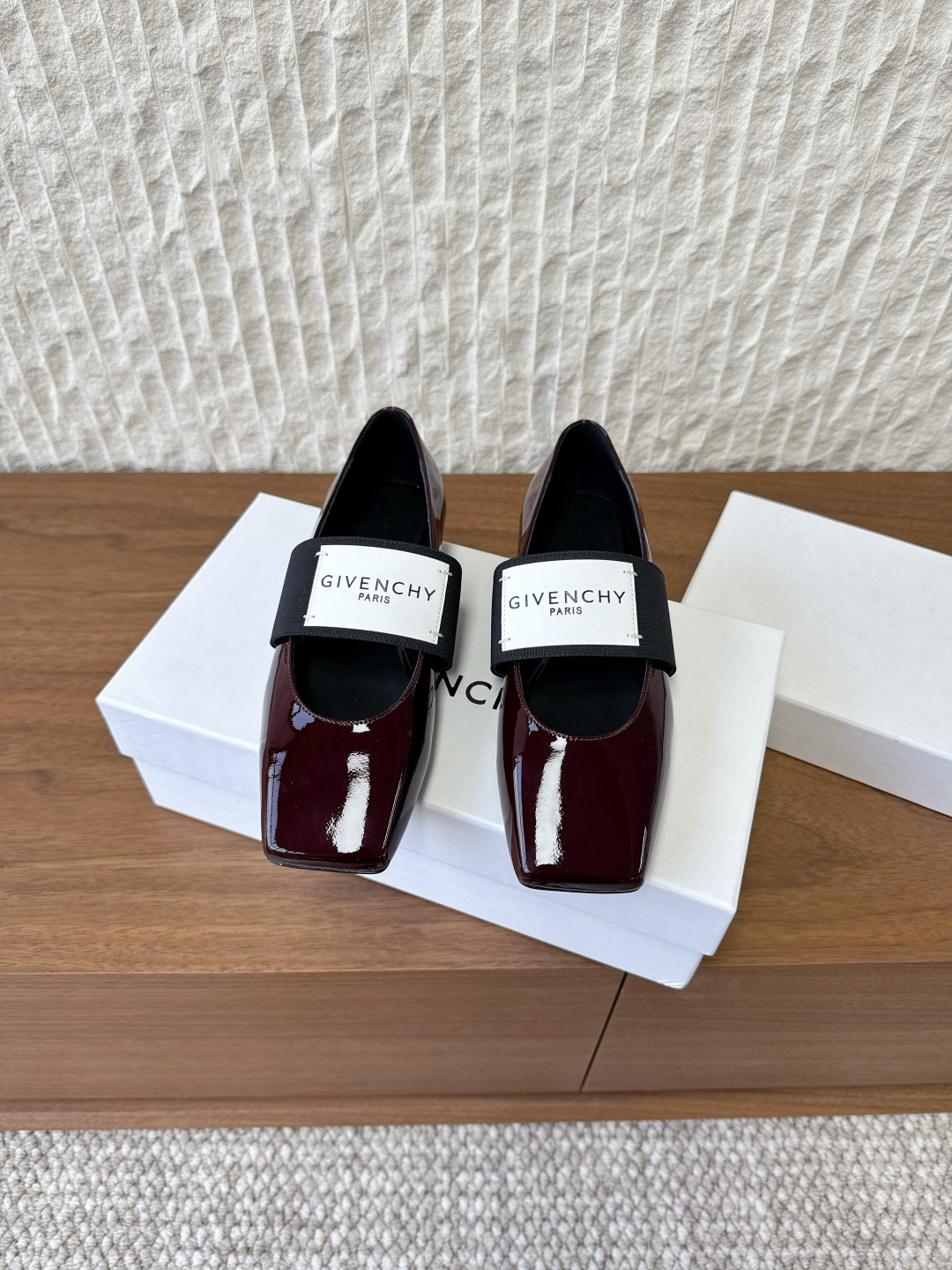 NO:559284,G731 Givenchy 25ss Autumn and Winter Zhang Ruonan's same style Sliced ​​Square Ballet Flats Sliced ​​square toe, relaxed and elegant temperament. Taking into account style and extreme comfort, the elastic band is embellished with the 'GIVENCHYPARIS' logo, full of personality. Paired with skirts, trousers and casual trousers, it perfectly shows the elegance of ballet shoes in different styles, and the photos are beyond photos!  The upper is made of original imported cow patent leather mirror/cowhide, the lining is sheepskin, the sole is original custom-made Italian A-grade leather outsole, Size35-39 (40.41 custom-made, non-returnable), single shoes, givenchy, givennchy, flats, skirts, cowhide, sheepskin, Leather soles19860909G731 Givenchy 纪梵希 25ss秋冬 章若楠同款 Sliced Square 方头 芭蕾舞 平底鞋 裁切方头,轻松优雅气质.兼顾风格与极度舒适,弹性饰带缀”GIVENCHYPARIS“标识,个性十足. 搭配裙装西裤休闲裤,完美呈现不同风格下芭蕾舞鞋的优雅气质,拍照超出片！ 鞋面采用原版进口牛漆皮镜面/牛皮 内里垫脚羊皮 鞋底原版定制意大利A级真皮大底 Size35-39（40.41定做不退换）,单鞋,givenchy,givenchy,flats,skirts,cowhide,sheepskin,Leather soles,Women's Shoes
