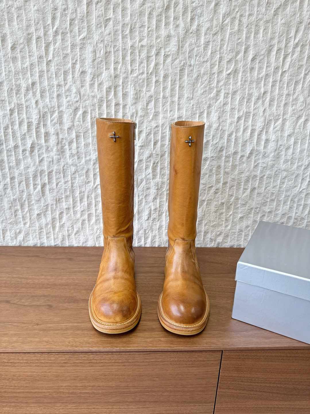 NO:559554,G266 Smfk niche trendy brand 25ss new autumn and winter zipper knight boots long boots Who knows the gold content A touch of yellow in autumn, in fact it is very handsome and upgraded version This pair is a very textured waxy yellow made with horsehide fabric The outsole is fixed and stitched using Goodyear technology It is mainly worn on the upper foot to really show the slim legs, and it is particularly handsome when paired with dark colors in autumn and winter The fabric is made of original imported old horsehide and the lining is cowhide  Original custom-made leather welt outsole Size 35-40 (custom-made for 40, non-returnable), boots, boots, cowhide19860909G266 Smfk 小众潮牌 25ss秋冬新款 拉链 骑士靴 长靴 含金量谁懂 秋天里的一抹黄,其实它很帅升级版的 这双是很有质感的油蜡黄色 配合马皮面料制作而成 大底使用固特异工艺进行固定缝合 主要是上脚穿真的显腿细,搭配秋冬深色特别出彩帅气 面料采用原版进口做旧马皮 内里垫脚牛皮 鞋底原版定制真皮沿条大底 Size35-40（40订做不退换）,靴子,boots,cowhide,Women's Shoes