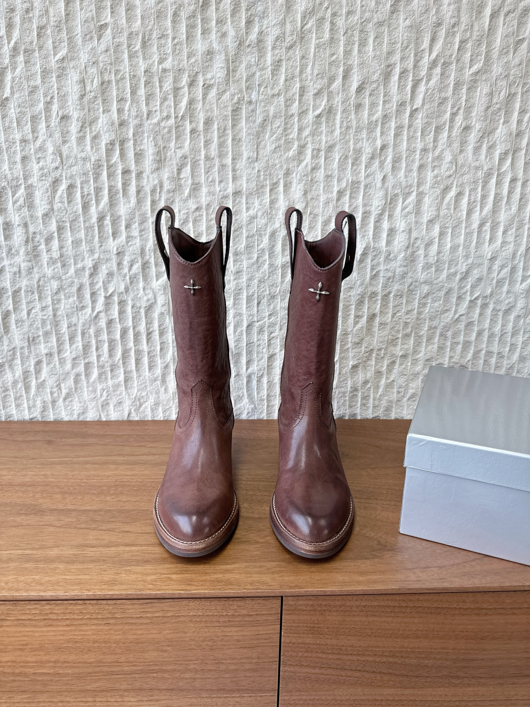 NO:559557,G266 Smfk niche trendy brand 25ss new autumn and winter Western boots, knight boots, boots. Who knows the gold content? A touch of yellow in autumn, in fact, it is very handsome and upgraded version. This pair is a very textured waxy yellow, made with horsehide fabric. The outsole is fixed and stitched using Goodyear technology. It is mainly worn on the upper foot to really show the thin legs. It is particularly handsome when paired with dark colors in autumn and winter. The fabric is made of original imported old horsehide and the lining is cowhide.  Original custom-made leather welt outsole Size 35-40 (custom-made for 40, non-returnable), boots, boots, cowhide19860909G266 Smfk 小众潮牌 25ss秋冬新款 西部靴 骑士靴 长靴 含金量谁懂 秋天里的一抹黄,其实它很帅升级版的 这双是很有质感的油蜡黄色 配合马皮面料制作而成 大底使用固特异工艺进行固定缝合 主要是上脚穿真的显腿细,搭配秋冬深色特别出彩帅气 面料采用原版进口做旧马皮 内里垫脚牛皮 鞋底原版定制真皮沿条大底 Size35-40（40订做不退换）,靴子,boots,cowhide,Women's Shoes