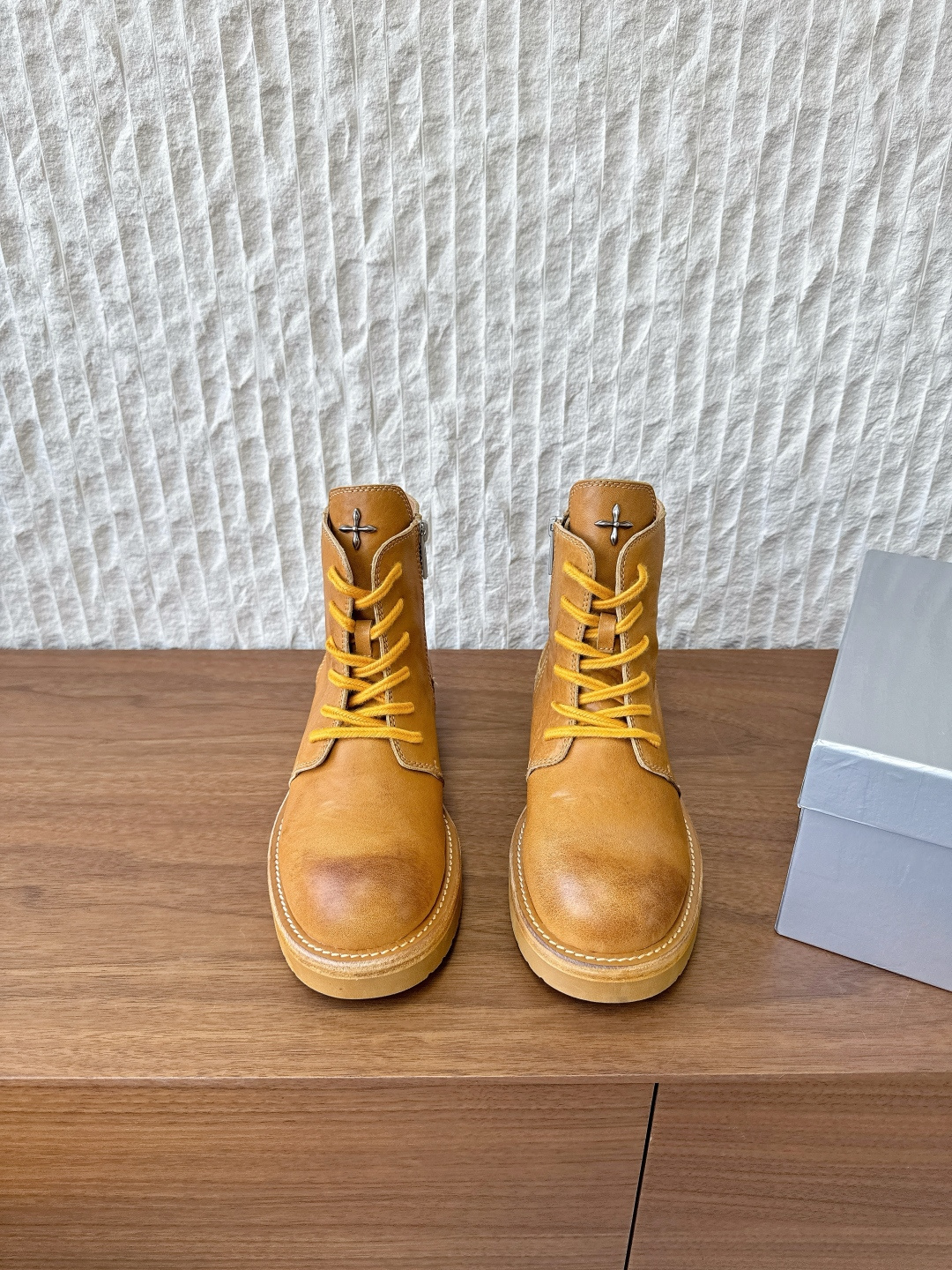 NO:559562,G266 Smfk niche trendy brand 25ss autumn and winter new Martin boots and short boots. Who knows the gold content? A touch of yellow in autumn, in fact, it is very handsome and upgraded version. This pair is a very textured waxy yellow. It is made with horsehide fabric. The outsole is fixed and stitched using Goodyear technology. It is mainly worn on the upper foot to really show the thin legs. It is particularly handsome when paired with dark colors in autumn and winter. The fabric is made of original imported old horsehide and the lining is cowhide.  Original custom-made leather welt outsole Size 35-40 (custom-made for 40, non-returnable), boots, boots, cowhide19860909G266 Smfk 小众潮牌 25ss秋冬新款 马丁靴 短靴 含金量谁懂 秋天里的一抹黄,其实它很帅升级版的 这双是很有质感的油蜡黄色 配合马皮面料制作而成 大底使用固特异工艺进行固定缝合 主要是上脚穿真的显腿细,搭配秋冬深色特别出彩帅气 面料采用原版进口做旧马皮 内里垫脚牛皮 鞋底原版定制真皮沿条大底 Size35-40（40订做不退换）,靴子,boots,cowhide,Women's Shoes