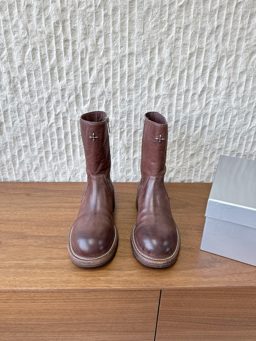 NO:559565,G266 Smfk niche trendy brand 25ss new autumn and winter zipper knight boots short boots Who knows the gold content A touch of yellow in autumn, in fact it is very handsome and upgraded version This pair is a very textured waxy yellow made with horsehide fabric The outsole is fixed and stitched using Goodyear technology It is mainly worn on the upper foot to really show the thin legs, and it is particularly handsome when paired with dark colors in autumn and winter The fabric is made of original imported old horsehide and the inner padding cowhide  Original custom-made leather welt outsole Size 35-40 (custom-made for 40, non-returnable), boots, boots, cowhide19860909G266 Smfk 小众潮牌 25ss秋冬新款 拉链 骑士靴 短靴 含金量谁懂 秋天里的一抹黄,其实它很帅升级版的 这双是很有质感的油蜡黄色 配合马皮面料制作而成 大底使用固特异工艺进行固定缝合 主要是上脚穿真的显腿细,搭配秋冬深色特别出彩帅气 面料采用原版进口做旧马皮 内里垫脚牛皮 鞋底原版定制真皮沿条大底 Size35-40（40订做不退换）,靴子,boots,cowhide,Women's Shoes