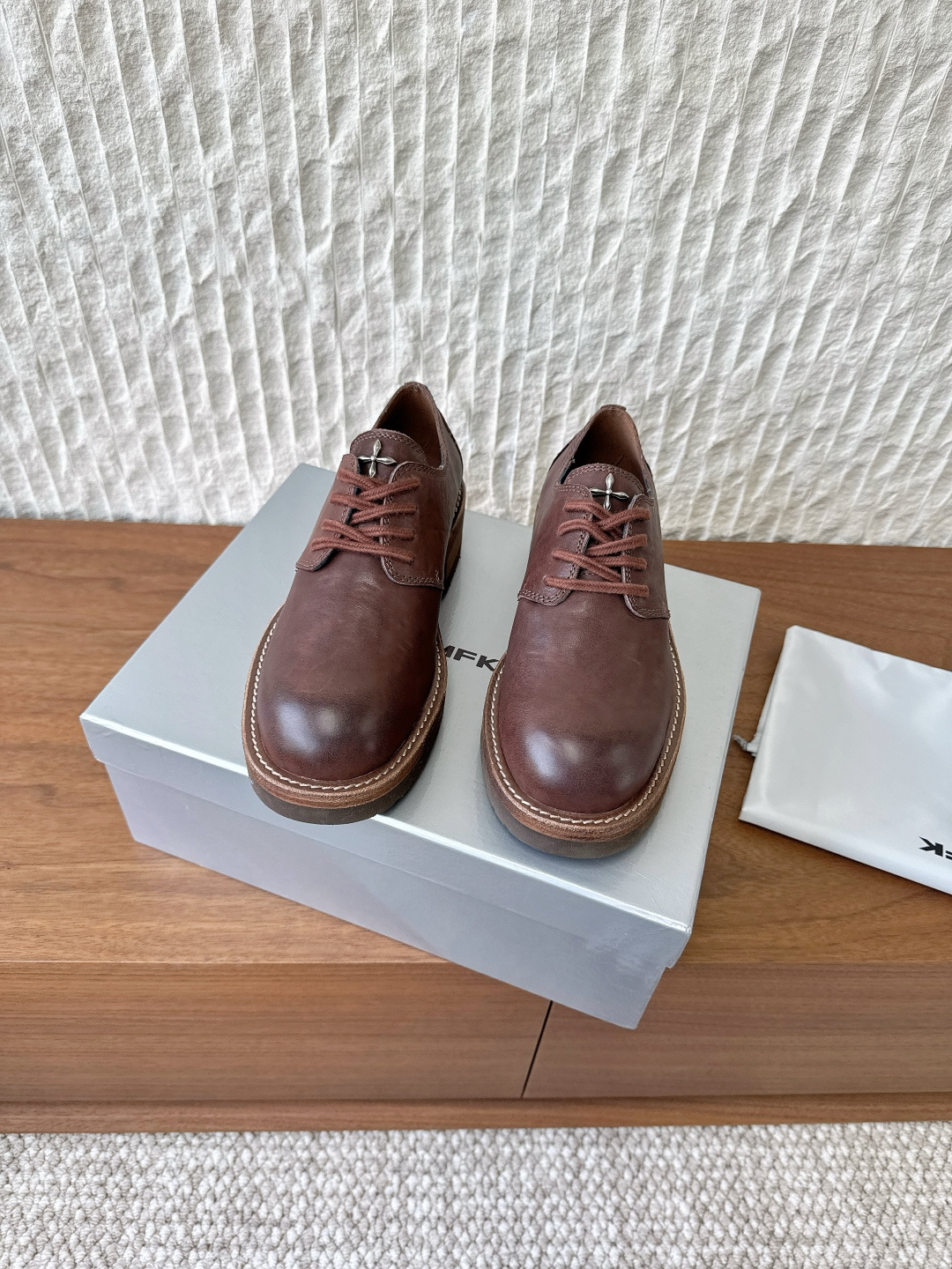 NO:559551,G266 Smfk niche trendy brand 25ss new style lace-up single shoes for autumn and winter. Who knows the gold content? A touch of yellow in autumn, in fact, it is very handsome and upgraded version. This pair is a very textured waxy yellow. It is made with horsehide fabric. The outsole is fixed and stitched using Goodyear technology. It is mainly worn on the upper foot to really show the thin legs. It is particularly handsome when paired with dark colors in autumn and winter. The fabric is made of original imported old horsehide and the inner lining is cowhide.  Original custom-made leather welt outsole Size 35-40 (custom-made for 40 non-returnable), loafers, loafers, cowhide19860909G266 Smfk 小众潮牌 25ss秋冬新款 系带 单鞋 含金量谁懂 秋天里的一抹黄,其实它很帅升级版的 这双是很有质感的油蜡黄色 配合马皮面料制作而成 大底使用固特异工艺进行固定缝合 主要是上脚穿真的显腿细,搭配秋冬深色特别出彩帅气 面料采用原版进口做旧马皮 内里垫脚牛皮 鞋底原版定制真皮沿条大底 Size35-40（40订做不退换）,乐福鞋,loafers,cowhide,Women's Shoes