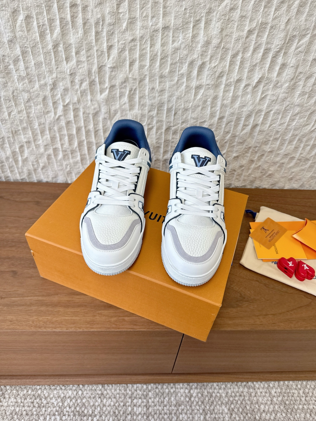 NO:560474,G039 (Love Buckle) Louis Vuitton Louis Vuitton Couple Style Casual Sports Shoes Skateboard Shoes Original purchase, development and production This LV Trainer sneaker is made of cow leather to create a complex upper, which requires several hours of ingenious sewing to complete. The classic configuration is from the hands of Virgil Abloh, showing the inspiration of retro basketball shoes. The delivery counter is exquisitely packaged. The fabric is made of original imported first-layer cowhide. The inner foot pads are breathable mesh. The heel height is 3cm.  Outsole original molded two-color TPU combination outsole Size 35-44 (women's size 40, men's size 45, custom-made and non-returnable), casual shoes/sports shoes, louis vuitton, louis vuitton, louis vuitton, sneakers, cowhide19860909G039（爱心扣饰）Louis Vuitton 路易威登 情侣款 休闲 运动鞋 滑板鞋 原版购入开发 做货 本款LV Trainer 运动鞋选用牛皮革塑造繁复鞋面,需要数小时的匠心缝制方可完成.经典构型出自 Virgil Abloh 之手,展现复古篮球鞋的灵感启发 配送专柜精美包装 面料采用原版进口头层牛皮 内里垫脚透气网 跟高3cm 大底原版开模双色TPU组合大底 Size35-44（女码40,男码45定做不退换）,休闲鞋/运动鞋,louis vuitton,louis vuitton,louis vuitton,sneakers,cowhide,Women's Shoes