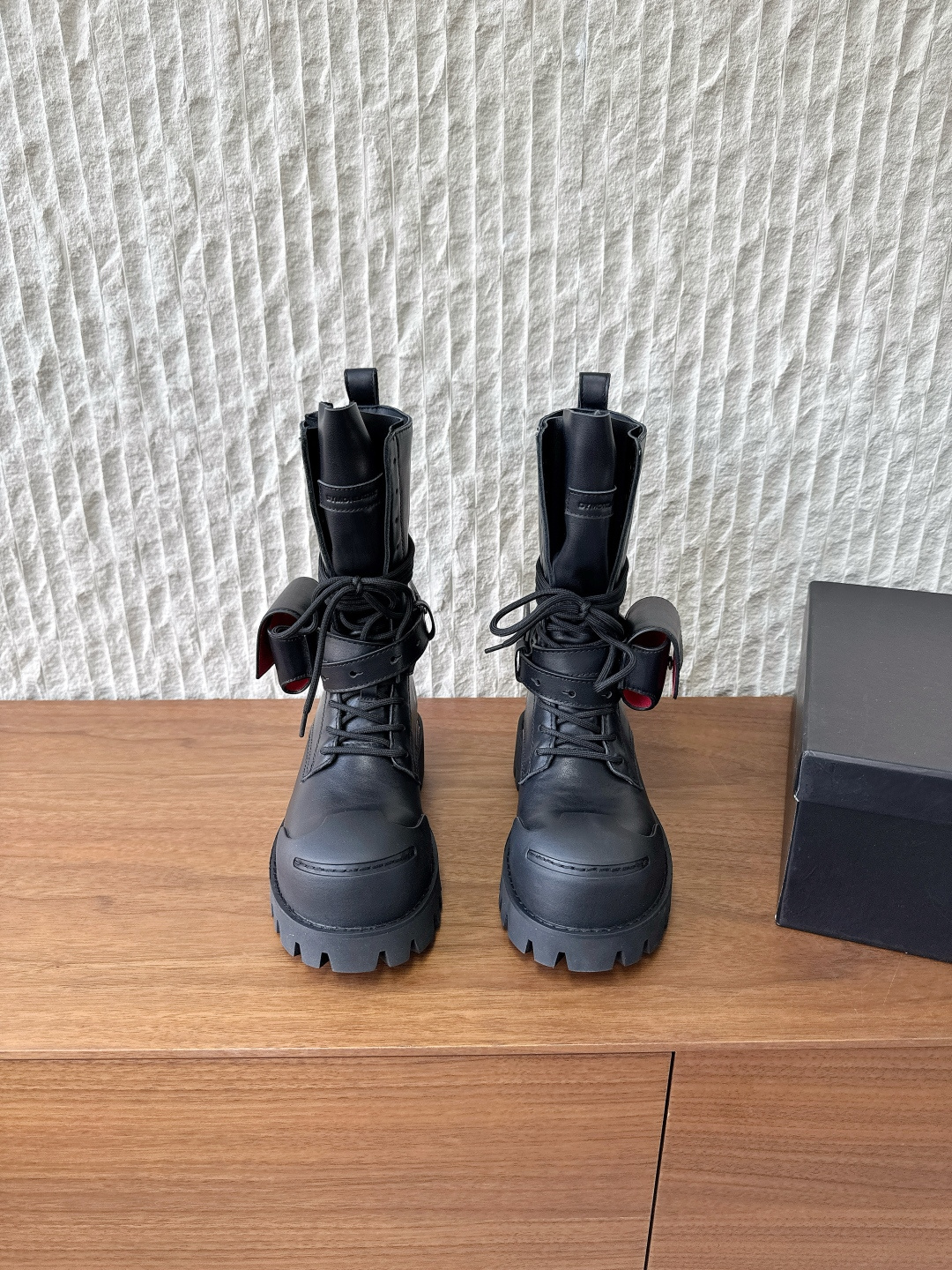 NO:560467,G236 DYMONLATRY, niche trendy brand, new style for autumn and winter, motorcycle boots, Martin boots. The 'Bastion' 25 autumn and winter series reshapes the classic Martin boots with a functional craft outsole. It has a loose silhouette and a romantic charm infused with laziness. The earphone strap wrapped around the ankle is detachable. The original molding details of Zhao Lusi's yamy upper are in place. The fabric is made of original imported cowhide/suede. The inner lining is cowhide/Lycra.  Outsole Original custom-made rubber TPU stitching combination outsole Size 35-40 (custom-made 40 non-returnable), boots, boots, cowhide, chamois leather19860909G236 DYMONLATRY 小众潮牌 秋冬新款 机车靴 马丁靴 “Bastion堡垒”25秋冬系列以机能工艺大底重塑经典马丁靴,宽松散口廓形,慵懒中注入浪漫韵味,脚踝处缠绕耳机包带采用可拆卸设计 赵露思 yamy同款上脚原版开模细节到位 面料采用原版进口牛皮/麂皮 内里垫脚牛皮/莱卡布 大底原版定制橡胶tpu车线组合大底 码数35-40（40定做不退换）,靴子,boots,cowhide,chamois leather,Women's Shoes