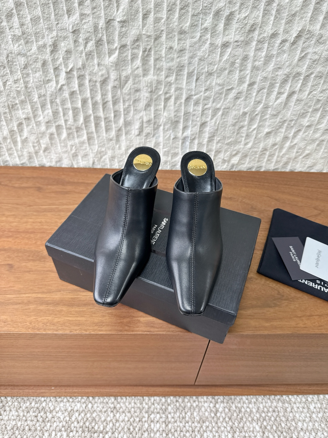 NO:560460,G731 Saint Laurent 25ss new autumn and winter pointed toe high-heeled shoes. This early autumn new small square toe high-heeled toe slippers are super slim on the feet. They are very comfortable and very versatile. It is worth recommending. Many star fashion bloggers plant grass. Only YSL understands women's hearts best and does not accept rebuttal. The upper is made of original imported cowhide. The inner lining is mixed sheepskin. The heel height is 7.5cm. The original custom-made Italian genuine leather outsole.  Size35-40 (40 orders are non-refundable), half-slip high heels, saint laurent, saint laurent, saint laurent, high heels, slippers, cowhide, sheepskin, Leather soles19860909G731 Saint Laurent 圣罗兰 25ss秋冬新款 尖头 高跟鞋 这款早秋新款小方头后空高跟包头拖鞋上脚超显瘦脚,舒适度棒棒滴,非常百搭, 值得推荐 多明星时尚博主种草 唯有YSL最懂女人心不接受反驳 鞋面采用原版进口牛皮 内里垫脚混种羊皮 跟高7.5cm 大底原版定制意大利真皮大底 Size35-40（40 订制不退换）,半拖高跟鞋,saint laurent,saint laurent,saint laurent,high heels,slippers,cowhide,sheepskin,Leather soles,Women's Shoes