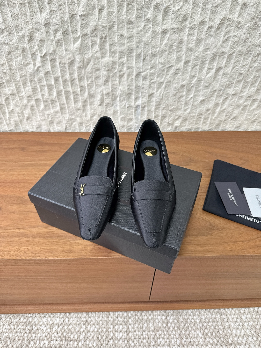NO:560452,Silk G731 Saint Laurent 25ss new autumn and winter square toe flat shoes. The iconic small logo is the soul of this pair of shoes. It is presented on the shoe body in a low-key and delicate manner. Different from the big and flamboyant logo, it is quiet but eye-catching. It outlines YSL's unique fashion DNA with simple lines and inadvertently reveals the brand's profound heritage. The classic almond-shaped design of the toe cleverly modifies the foot shape and visually lengthens the foot line.  Shows elegance and elegance. Whether it is paired with simple wide-leg pants or a playful short skirt, it can be easily worn to show the charm of different styles. The fabric is made of original imported cowhide/silk. The lining is foot cloth. The sole is original custom-made leather outsole. Size 35-39 (40.41 custom-made, non-refundable), single shoes, saint   laurent,saint laurent,saint laurent,skirts,cowhide,real silk,Leather soles19860909真丝G731 Saint Laurent 圣罗兰 25ss秋冬新款 方头 平底 单鞋 标志性的小logo是这双鞋的灵魂所在 以低调而精致的姿态呈现于鞋身之上. 不同于张扬的大标识 它安静却醒目 用简洁线条勾勒出YSL独有的时尚DNA 在不经意间透露出品牌的深厚底蕴 鞋头的经典杏仁形设计 巧妙修饰脚型 在视觉上拉长足部线条 彰显优雅与秀气 . 无论是搭配简约阔腿裤 还是俏皮小短裙 都能轻松驾驭 展现不同风格魅力 面料采用原版进口牛皮/真丝 内里垫脚布里 鞋底原版定制真皮大底 尺码35-39（40.41定做不退换）,单鞋,saint laurent,saint laurent,saint laurent,skirts,cowhide,real silk,Leather soles,Women's Shoes
