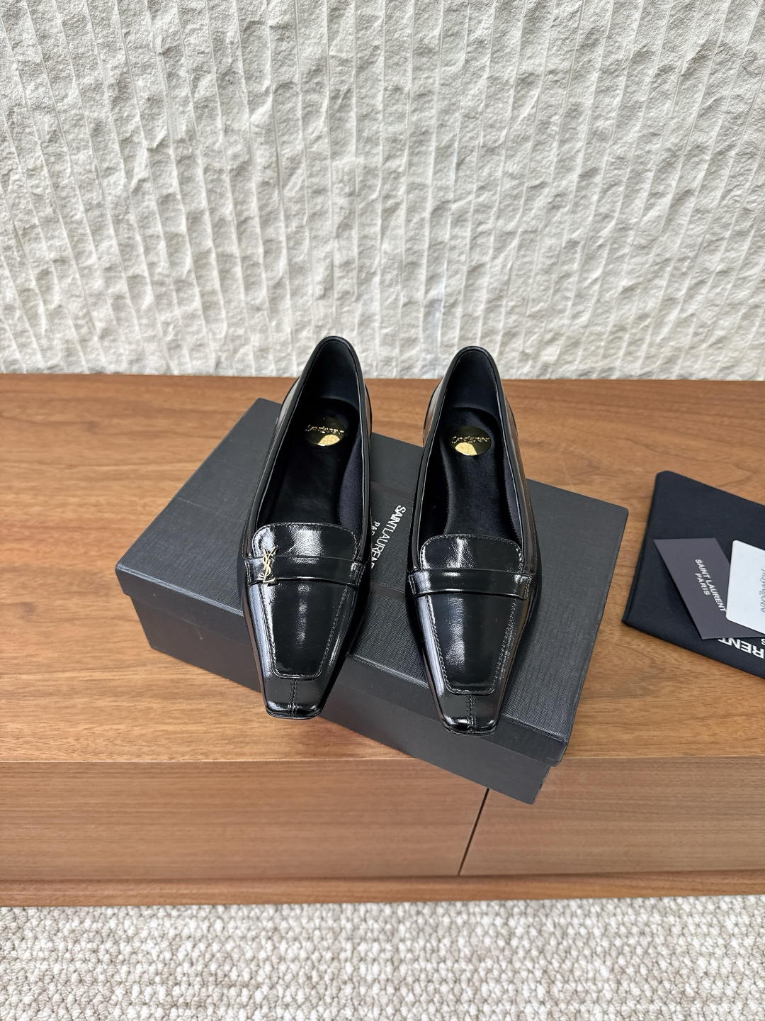 NO:560456,Cowhide G731 Saint Laurent 25ss new autumn and winter square toe flat shoes. The iconic small logo is the soul of this pair of shoes. It is presented on the shoe body in a low-key and delicate manner. Different from the big and flamboyant logo, it is quiet but eye-catching. It outlines YSL's unique fashion DNA with simple lines and inadvertently reveals the brand's profound heritage. The classic almond-shaped design of the toe cleverly modifies the foot shape and visually lengthens the foot line.  Shows elegance and elegance. Whether it is paired with simple wide-leg pants or a playful short skirt, it can be easily worn to show the charm of different styles. The fabric is made of original imported cowhide/silk. The lining is foot cloth. The sole is original custom-made leather outsole. Size 35-39 (40.41 custom-made, non-refundable), single shoes, saint   laurent,saint laurent,saint laurent,skirts,cowhide,real silk,Leather soles19860909牛皮G731 Saint Laurent 圣罗兰 25ss秋冬新款 方头 平底 单鞋 标志性的小logo是这双鞋的灵魂所在 以低调而精致的姿态呈现于鞋身之上. 不同于张扬的大标识 它安静却醒目 用简洁线条勾勒出YSL独有的时尚DNA 在不经意间透露出品牌的深厚底蕴 鞋头的经典杏仁形设计 巧妙修饰脚型 在视觉上拉长足部线条 彰显优雅与秀气 . 无论是搭配简约阔腿裤 还是俏皮小短裙 都能轻松驾驭 展现不同风格魅力 面料采用原版进口牛皮/真丝 内里垫脚布里 鞋底原版定制真皮大底 尺码35-39（40.41定做不退换）,单鞋,saint laurent,saint laurent,saint laurent,skirts,cowhide,real silk,Leather soles,Women's Shoes