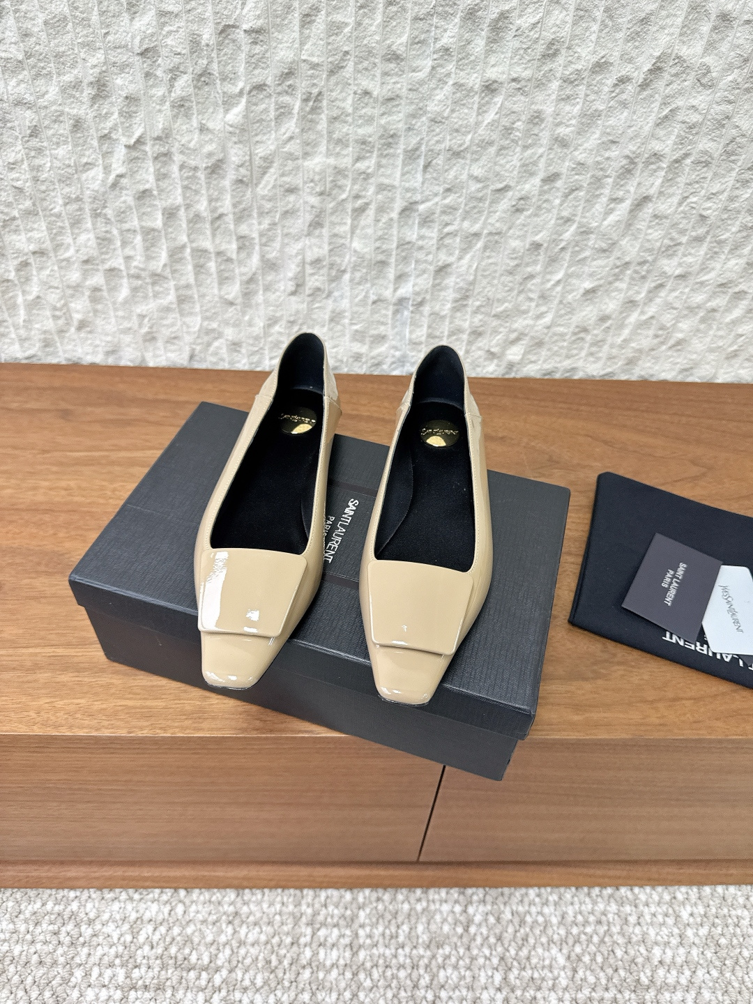 NO:561533,G731 Saint Laurent 25ss new autumn and winter square buckle flat sole shoes. The iconic small logo is the soul of this pair of shoes. It is presented on the shoe body in a low-key and delicate manner. Different from the big and flamboyant logo, it is quiet but eye-catching. It outlines YSL's unique fashion DNA with simple lines and inadvertently reveals the brand's profound heritage. The classic almond-shaped design of the toe cleverly modifies the foot shape and visually lengthens the foot line.  Shows elegance and elegance. Whether it is paired with simple wide-leg pants or a playful short skirt, it can be easily worn to show the charm of different styles. The fabric is made of original imported cowhide, the lining is foot cloth, the sole is original custom-made leather outsole, size 35-39 (40.41 custom-made, non-refundable), single shoes, saint   laurent,saint laurent,saint laurent,skirts,cowhide,Leather soles19860909G731 Saint Laurent 圣罗兰 25ss秋冬新款 方扣 平底 单鞋 标志性的小logo是这双鞋的灵魂所在 以低调而精致的姿态呈现于鞋身之上. 不同于张扬的大标识 它安静却醒目 用简洁线条勾勒出YSL独有的时尚DNA 在不经意间透露出品牌的深厚底蕴 鞋头的经典杏仁形设计 巧妙修饰脚型 在视觉上拉长足部线条 彰显优雅与秀气 . 无论是搭配简约阔腿裤 还是俏皮小短裙 都能轻松驾驭 展现不同风格魅力 面料采用原版进口牛皮 内里垫脚布里 鞋底原版定制真皮大底 尺码35-39（40.41定做不退换）,单鞋,saint laurent,saint laurent,saint laurent,skirts,cowhide,Leather soles,Women's Shoes