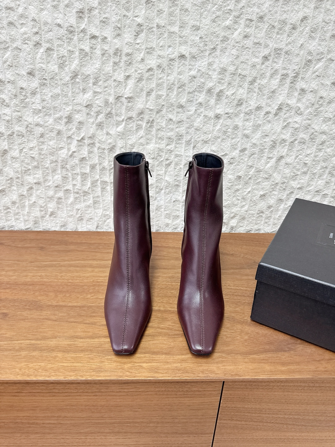 NO:561518,Cowhide G731 Saint Laurent 25ss new autumn and winter style, side zipper, high heel, short boots. The whole shoe is very simple and elegant~ The small square toe is more refined and fashionable. You can see that the side of our boots is designed according to the curvature of the human leg shape~ The upper foot is very delicate and unobtrusive~ It lengthens the leg shape and is suitable for various occasions. It is a must-have item for autumn and winter!  The upper is made of original imported cowhide/cow suede, the lining is sheepskin, the heel height is 7.5cm, the sole is original custom-made Italian leather outsole, the size is 35-39 (customized for 40, non-refundable), boots, saint laurent, saint laurent, boots, cowhide, sheepskin, Leather soles19860909牛皮G731 Saint Laurent 圣罗兰 25ss秋冬新款 侧拉链 高跟 短靴 整个鞋非常的简约大气～ 小方头更加的精致时髦 可以看到我们靴子侧面是按照人体腿型设计出来的弧度～ 上脚非常秀气好看不挑人～ 拉长腿型 适合各种场合搭配 秋冬穿搭必备单品！ 鞋面采用原版进口牛皮/牛反绒 内里垫脚羊皮 跟高7.5cm 鞋底原版定制意大利真皮大底 码数35-39（40定做不退换）,靴子,saint laurent,saint laurent,boots,cowhide,sheepskin,Leather soles,Women's Shoes