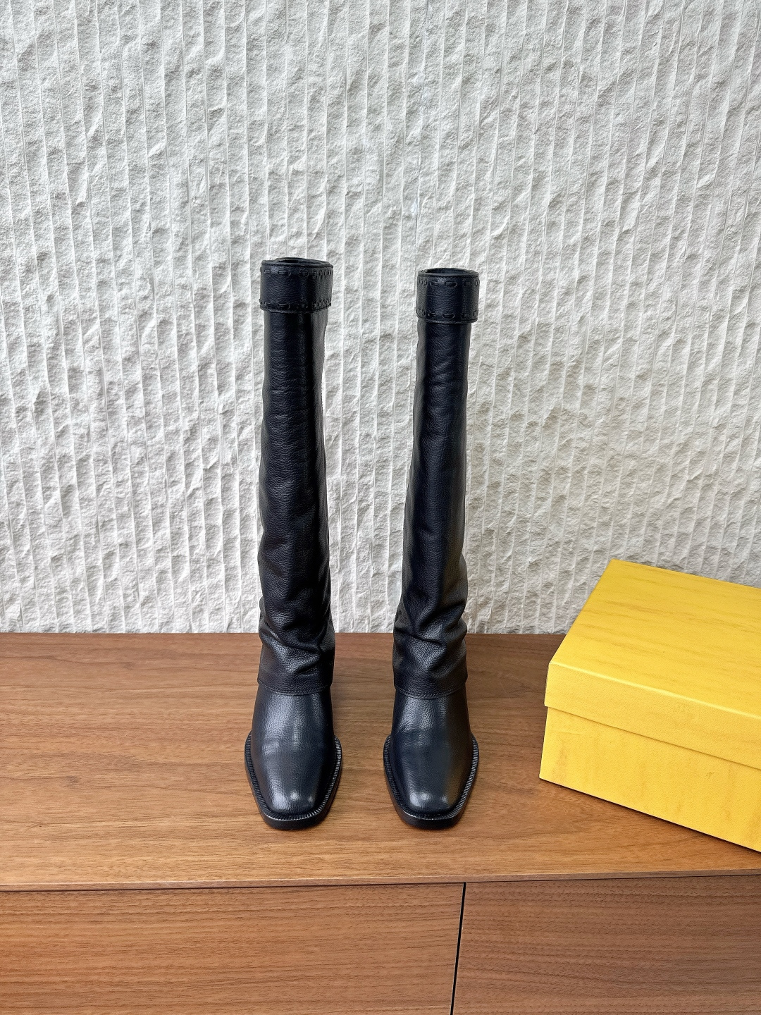 NO:561523,G731 FENDI Fendi 25ss new autumn and winter thick heel straight leg trouser boots long boots This year’s boots are called trouser boots, super fashionable, the boot leg wraps the heel, fashionable and avant-garde!  A tall man with an upper body of 180 cm looks familiar!  Classic tones, simple and versatile, easy to match with various styles. The height of the mid-length boot can well modify the leg line, without being too ostentatious and showing a sense of fashion. The boot opening is decorated with exquisite stitching, which adds a sense of layering and design; the embellishment of the iconic FF metal fastener enhances the brand's recognition and is a classic Fendi application. The upper is made of original imported calfskin, the lining is calfskin, and the heel height is 7cm.  Original custom-made Italian leather outsole, size 35-39 (40.41 custom-made, non-refundable), boots, fendi, fendi, boots, cowhide, Leather soles19860909G731 FENDI 芬迪 25ss秋冬新款 粗跟直筒 裤管靴 长靴 今年的叫裤管靴,超级无敌时髦,靴筒包裹鞋跟,时尚前卫带感劲儿十足！上身180大高个既视感！ 经典的色调,简约大气且百搭,容易与各种风格相搭配. 中长款的靴筒高度,能够很好地修饰腿部线条,既不过于张扬又能展现时尚感. 靴口处有精致的缝线装饰,增加了的层次感和设计感；标志性FF金属扣件的点缀,提升了品牌的辨识度,是Fendi经典的运用. 鞋面采用原版进口小牛皮 内里垫脚牛皮 跟高7cm 鞋底原版定制意大利真皮大底 码数35-39（40.41定做不退换）,靴子,fendi,fendi,boots,cowhide,Leather soles,Women's Shoes