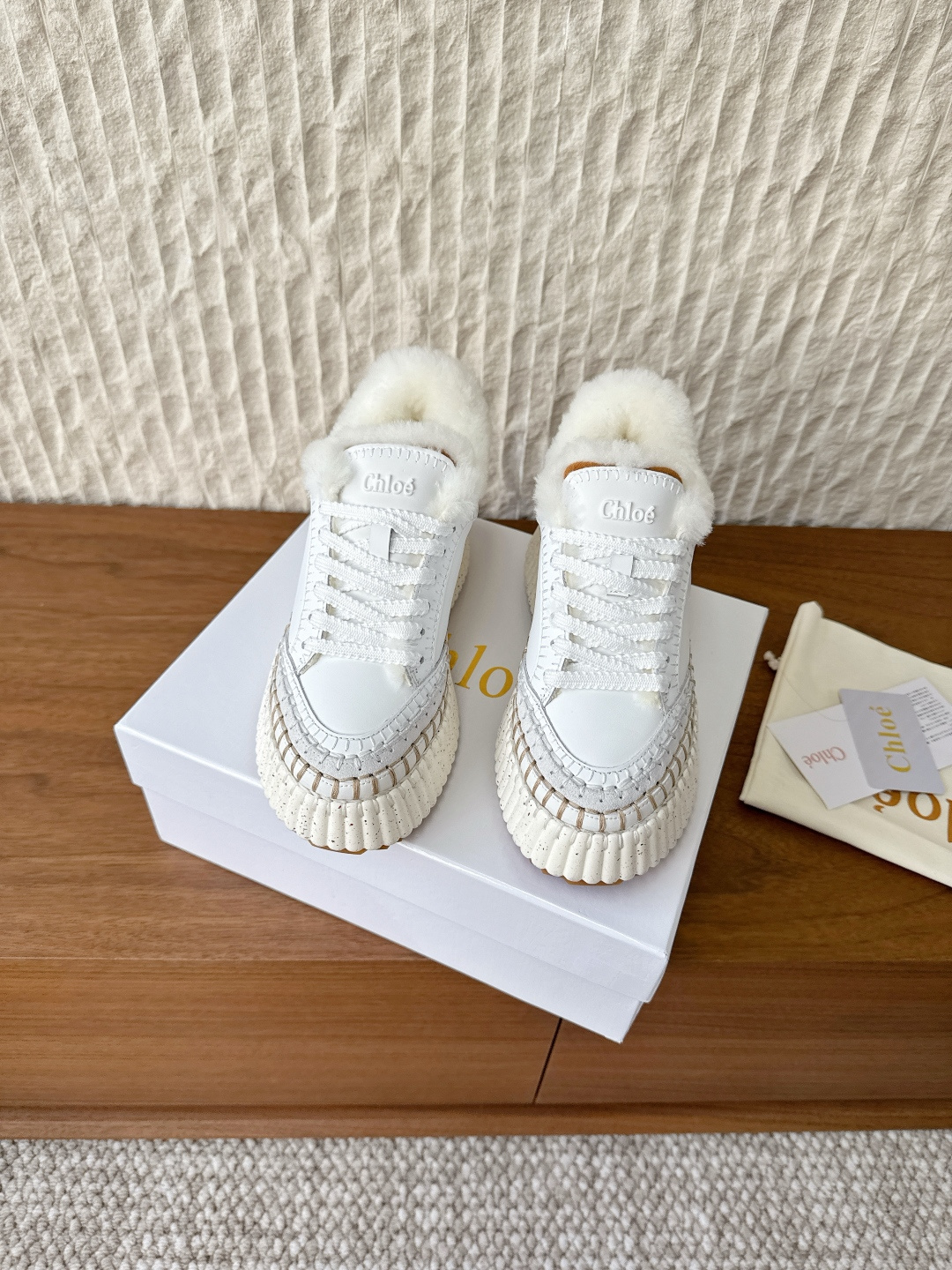 NO:561526,G739 Chloe Chloe/Choi 25ss new autumn and winter thick sole white shoes casual shoes hand-threaded, all positions are just right, Internet celebrity hot style, top leisure vacation series Big celebrities and Internet celebrities unanimously pursue this style, and it is even out of stock. It is hard to find. An indispensable single item slippers in midsummer, very attractive and fashionable sports style on the feet, show your elegance, lightness, slimming and white feet in your way. The fabric is made of original imported cowhide/Niujing  Wool inner lining, original customized rubber outsole, Size 35-40 (custom-made for 40, non-returnable), casual shoes/sports shoes, chloe, loewe, sneakers, slippers, cowhide19860909G739 Chloe 克洛伊/蔻依 25ss秋冬新款 厚底 小白鞋 休闲鞋 全手工穿线,所有的位置刚刚好 ,网红爆款,顶级休闲度假系列 大咖网红一致追求此款,更是断货一度难求 盛夏不可缺少的单品拖鞋,上脚极具吸引时髦运动风尚,以你的方式彰显你的优雅、轻便、显瘦、显脚白 面料采用原版进口牛皮/牛京 内里垫脚羊毛 大底原版定制橡胶大底 Size35-40（40订做不退换）,休闲鞋/运动鞋毛毛鞋,chloe,loewe,sneakers,slippers,cowhide,Women's Shoes