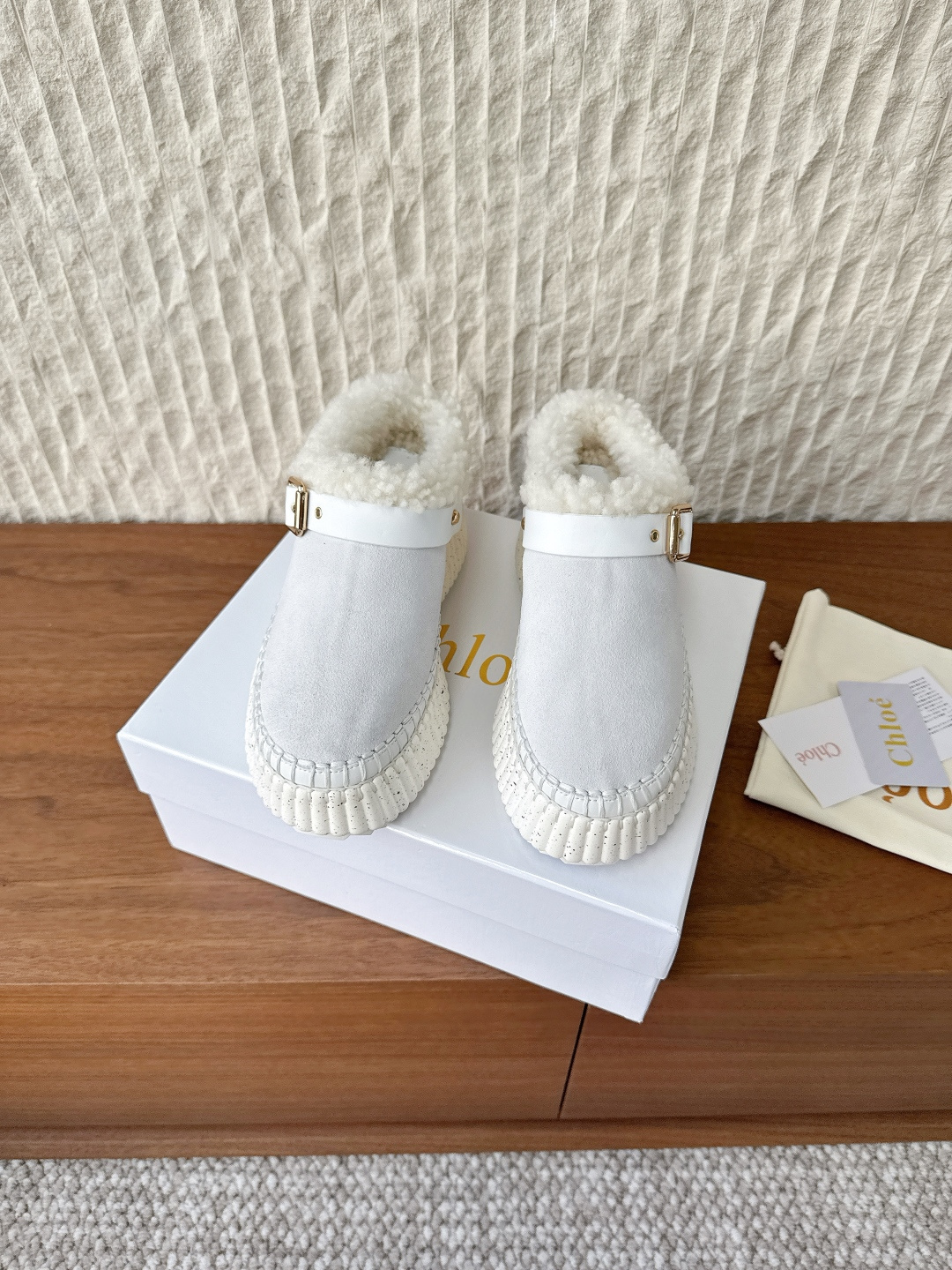 NO:561541,G739 Chloe Chloe/Choi 25ss new autumn and winter thick-soled Boken half-mug, all hand-threaded, all positions are just right, Internet celebrity hot style, top leisure vacation series. Big celebrities and Internet celebrities unanimously pursue this style, and it is even out of stock. It is hard to find. It is an indispensable single-piece slipper in midsummer. It is very attractive and fashionable and sporty. Show your elegance, lightness, slimming and white feet in your way. The fabric is made of original imported cowhide/Niujing  Inner foot padding, wool outsole, original customized rubber outsole, Size 35-40 (custom-made for 40, non-refundable), furry shoes, chloe, loewe, slippers, cowhide19860909G739 Chloe 克洛伊/蔻依 25ss秋冬新款 厚底 博肯 半拖 全手工穿线,所有的位置刚刚好 ,网红爆款,顶级休闲度假系列 大咖网红一致追求此款,更是断货一度难求 盛夏不可缺少的单品拖鞋,上脚极具吸引时髦运动风尚,以你的方式彰显你的优雅、轻便、显瘦、显脚白 面料采用原版进口牛皮/牛京 内里垫脚羊毛 大底原版定制橡胶大底 Size35-40（40订做不退换）,毛毛鞋,chloe,loewe,slippers,cowhide,Women's Shoes