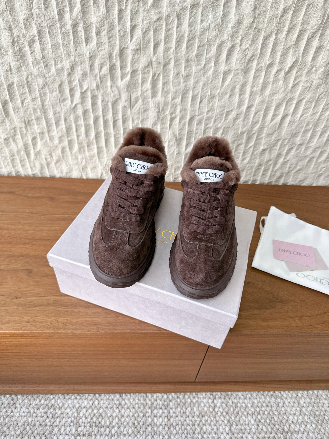 NO:561496,G739 Jimmy Choo 25ss new autumn and winter casual shoes sports shoes Diamond Maxi series sports shoe soles are innovatively designed and exquisitely matched with textured diamond-cut golf spikes to increase the grip on the court. This sports shoe combines practical performance and fashion taste. The integrated spikes provide a stable grip, allowing you to hit the ball more steadily and control the ball better when swinging. The delivery counter is beautifully packaged. The fabric is made of original imported cow suede. The inner padding wool is 4.5cm thick.  Outsole original customized TPU rubber outsole Size35-39 (40 custom made and non-refundable), fur shoes, jimmy choo, sneakers19860909G739 Jimmy Choo 周仰杰 25ss秋冬新款 休闲鞋 运动鞋 Diamond Maxi 系列运动鞋鞋底设计创新,精巧搭配纹理钻石切割形高尔夫鞋钉,以增加在球场上的抓地力.本款运动鞋兼具实用性能与时尚品味,一体式鞋钉稳固抓地,让您在挥杆时能更稳击球和更好控球 配送专柜精美包装 面料采用原版进口牛反绒 内里垫脚羊毛 底厚4.5cm 大底原版定制TPU橡胶大底 Size35-39（40定做不退换）,毛毛鞋,jimmy choo,sneakers,Women's Shoes