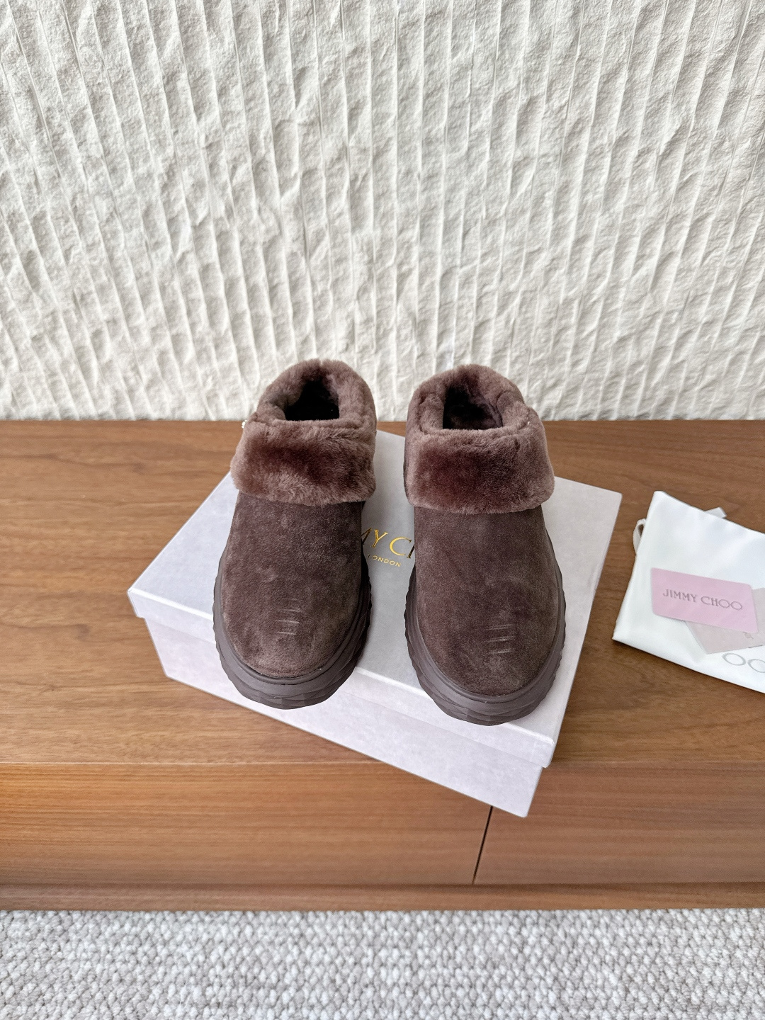 NO:561501,G739 Jimmy Choo 25ss new autumn and winter thick-soled Boken half-drag Diamond Maxi series sports shoes have innovative sole design and are exquisitely matched with textured diamond-cut golf spikes to increase traction on the court. This sports shoe combines practical performance with fashionable taste. The integrated spikes provide a solid grip, allowing you to hit the ball more steadily and control the ball better when swinging. The delivery counter is beautifully packaged. The fabric is made of original imported cow suede and the inner padding wool  Outsole thickness 4.5cm, original customized TPU rubber outsole Size 35-39 (customized for 40, non-returnable), furry shoes, jimmy choo, sneakers19860909G739 Jimmy Choo 周仰杰 25ss秋冬新款 厚底 博肯 半拖 Diamond Maxi 系列运动鞋鞋底设计创新,精巧搭配纹理钻石切割形高尔夫鞋钉,以增加在球场上的抓地力.本款运动鞋兼具实用性能与时尚品味,一体式鞋钉稳固抓地,让您在挥杆时能更稳击球和更好控球 配送专柜精美包装 面料采用原版进口牛反绒 内里垫脚羊毛 底厚4.5cm 大底原版定制TPU橡胶大底 Size35-39（40定做不退换）,毛毛鞋,jimmy choo,sneakers,Women's Shoes