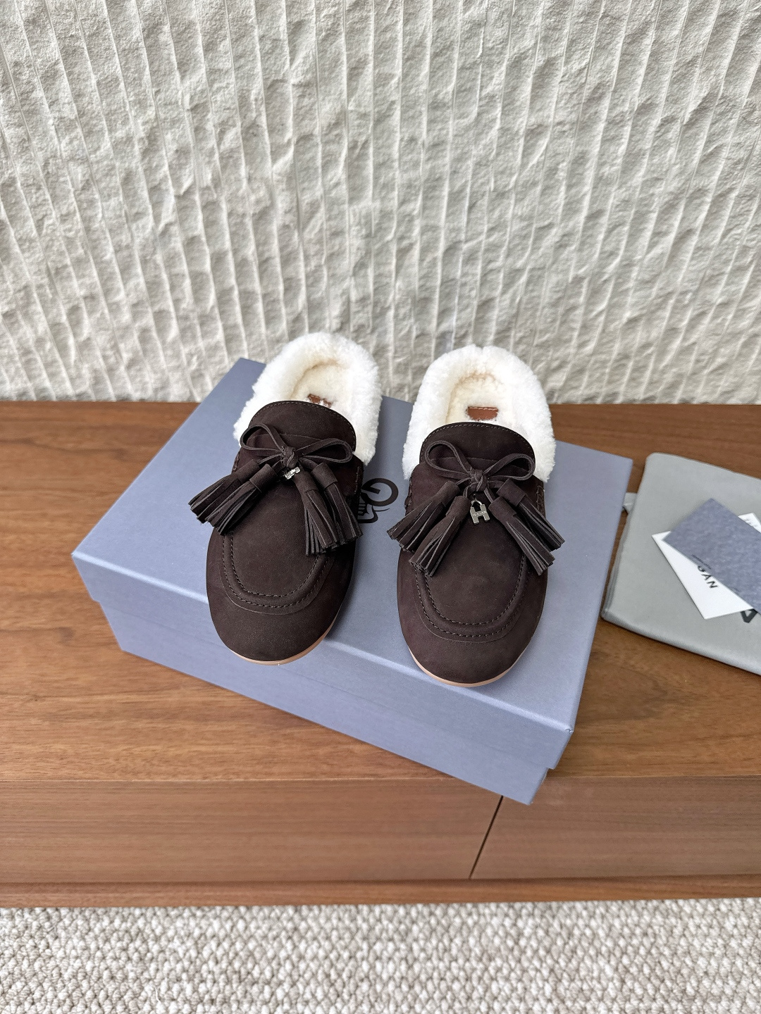 NO:561507,G172 HOGAN Hogan 25ss Autumn and Winter New Olympia Series Flat Mules Fur Flip Flops Half Drag Hogan Olympia series flat shoes play with the collision of elements design, the elegant upper is combined with the sole inspired by football sports. The upper of this mule shoe is made of suede leather, with bows embellished with smooth leather spikes and H letter charms. The shearling lining is warm and soft, making it an elegant choice in winter. The fabric is made of original imported high-gloss silk cowhide  Lining foot pads, wool outsole, original customized rubber outsole, Size 35-39 (customized for 40, non-returnable), furry shoes, hogan, flats19860909G172 HOGAN 霍根 25ss秋冬新款Olympia系列 平底 穆勒鞋 毛拖 半拖 Hogan Olympia系列平底鞋玩转元素碰撞设计,斯文秀气的鞋面结合灵感源自足球运动的鞋底.本款穆勒鞋鞋面为绒面皮革材质,蝴蝶结点缀光滑皮革吊穗和H字母吊饰.剪羊毛衬里温暖柔软,是冬季优雅之选. 面料采用原版进口高光丝牛绒 内里垫脚羊毛 大底原版定制橡胶大底 Size35-39（40定做不退换）,毛毛鞋,hogan,flats,Women's Shoes