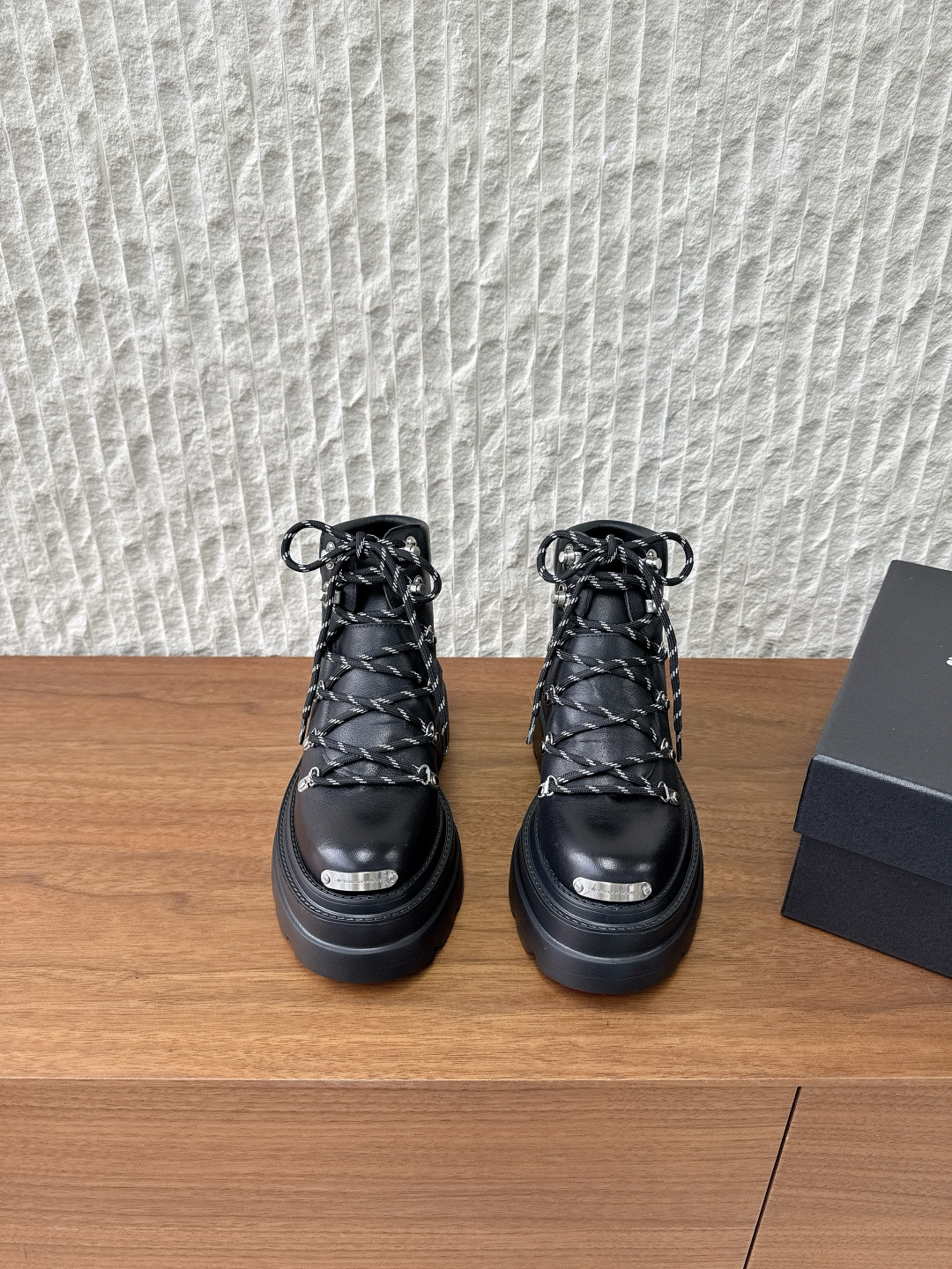 NO:561536,Thick-soled G172 Alexander Wang 25ss autumn and winter new style lace-up thick-soled Martin boots short boots King's thick-soled pair is definitely a must-have for leggings. It makes you look taller and slimmer, black classic and versatile~~ The leather surface is matched with laser logo, the strap design and the 7cm thick sole make it easy to have long legs!  The upper is made of original imported cowhide, the lining is sheepskin, and the sole is original custom-made rubber outsole Size35-39 (40 custom made, non-returnable), boots, alexander wang, boots, cowhide, sheepskin19860909厚底G172 Alexander Wang 大王 25ss秋冬新款 系带 厚底 马丁靴 短靴 大王这双厚底 绝对是腿精必备神器 显高显瘦,黑色经典百搭王~~ 皮面搭配激光Logo,绑带设计加上7cm厚底轻松拥有大长腿！ 鞋面采用原版进口牛皮 内里垫脚羊皮 鞋底原版定制橡胶大底 Size35-39 (40定做不退换）,靴子,alexander wang,boots,cowhide,sheepskin,Women's Shoes