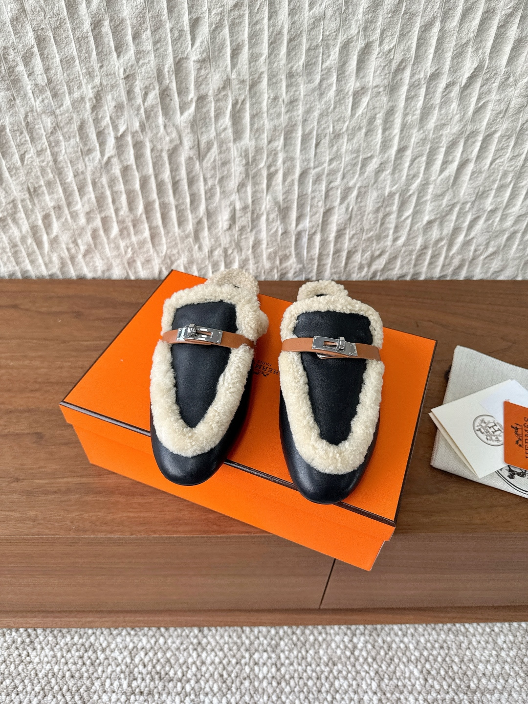 NO:562784,G740 Hermes 25ss autumn and winter new model kelly buckle toe toe mule slippers half drag Hermes Kelly cow suede cashmere mules are made of soft cow suede and lined with warm fleece. They are paired with classic palladium Kelly buckles to perfectly interpret everyday elegance. Natural leather soles are light and wear-resistant and comfortable to walk on.  Leather binding technology, fine edge finishing, improved durability. Beige wool inner village insole, skin-friendly and warm, suitable for autumn and winter. The upper is made of original imported cow suede/wool, the inner padding is lambswool, and the outsole is original custom-made Italian leather outsole. Shoe size 35-39 (40.41 custom-made, non-refundable), semi-furry shoes, hermes, hermes, Leather soles19860909G740 Hermes 爱马仕 25ss秋冬新款 kelly扣 包头 穆勒拖 半拖 这款爱马仕Kelly牛反绒山羊绒穆勒鞋采用柔软的牛反绒打造,内衬暖绒羊毛 搭配经典钯金Kelly扣饰,完美诠释日常优雅.天然皮革鞋底,轻盈耐磨,步履舒适. 皮革包边工艺,细腻收边,提升耐久度.米色羊毛内村鞋垫,亲肤保暖,秋冬皆宜. 鞋面采用原版进口牛反绒/羊毛 内里垫脚羊羔毛 大底原版定制意大利真皮大底 鞋码35-39（40.41定做不退换）,半拖毛毛鞋,hermes,hermes,Leather soles,Women's Shoes