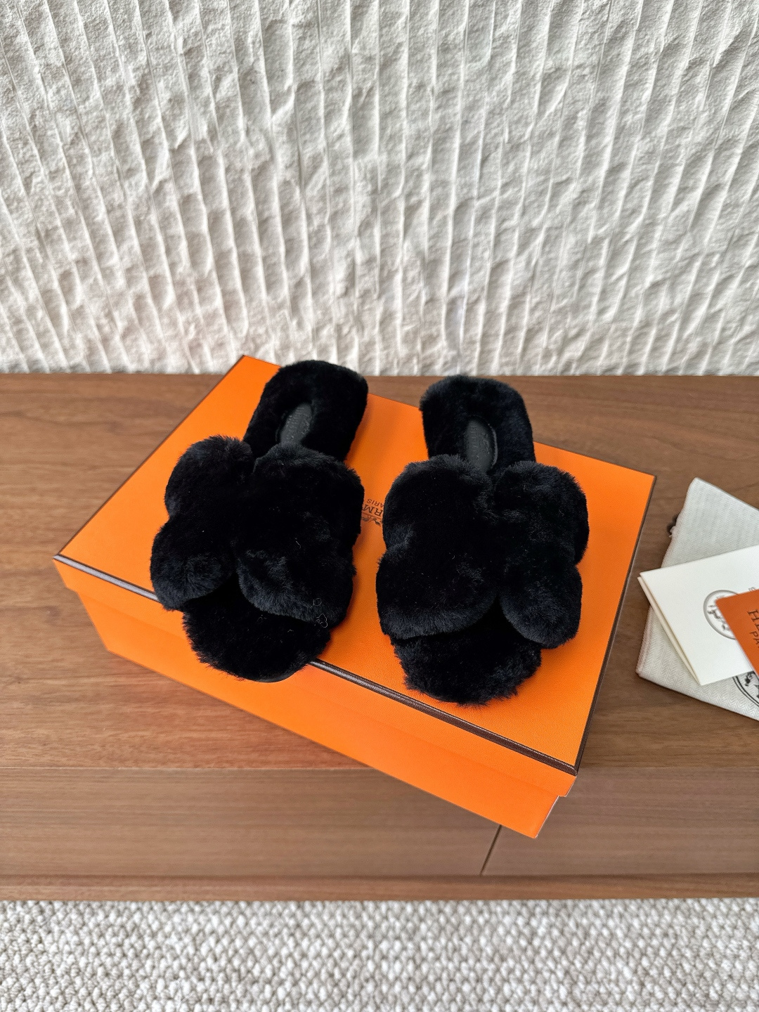 NO:562767,G740 Hermes 25ss new autumn and winter flat H slippers fur slippers This touch of dark green really looks good!  !  !  The real thing will look darker than the picture!  But the lighting and photo effects are so good, and the color palette is very white and noble~ The soft wool model and the lamb wool model have the same color, and the effect will be brighter!  The furry material visually looks like a matte surface, making the upper foot more elegant and fashionable ~ The upper is made of original imported wool, the inner padding wool is the original custom-made Italian leather outsole, the upper is 35-39 (40.41 custom-made, non-returnable), furry shoes and slippers, hermes, hermes, slippers, Leather soles19860909G740 Hermes 爱马仕 25ss秋冬新款 平底 H拖鞋 毛毛拖 这一抹深绿真的好好好好好看呀！！！实物会比图片看着更深一些！ 但在灯光和照片呈现的效果好优秀,也是非常显白显贵气的调色～ 软毛款与羊羔毛款对比了同样的颜色,呈现的效果会更明亮！ 毛茸茸的材质在视觉上看像带了层雾面,上脚更显气质时尚感～ 鞋面采用原版进口羊毛 内里垫脚羊毛 大底原版定制意大利真皮大底 鞋面35-39（40.41定做不退换）,毛毛鞋拖鞋,hermes,hermes,slippers,Leather soles,Women's Shoes