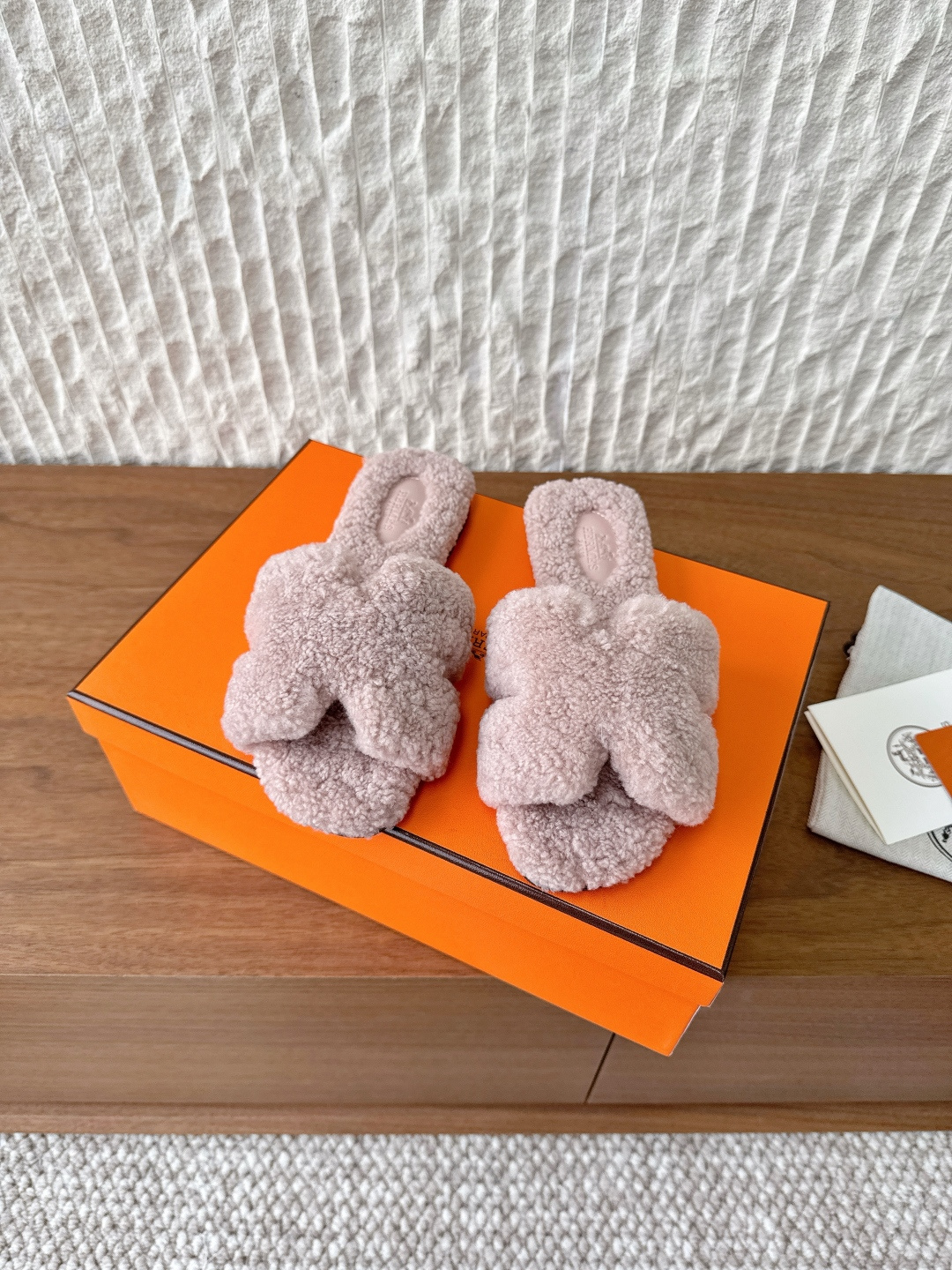 NO:562774,G740 Hermes 25ss new autumn and winter flat H slippers fur slippers This touch of dark green really looks good!  !  !  The real thing will look darker than the picture!  But the lighting and photo effects are so good, and the color palette is very white and noble~ The soft wool model and the lamb wool model have the same color, and the effect will be brighter!  The furry material visually looks like a matte surface, and the upper part is more elegant and fashionable~ The upper is made of original imported lamb wool, the lining is wool, and the outsole is original custom-made Italian leather outsole. Upper 35-39 (40.41 custom-made and non-returnable), furry shoes and slippers, hermes, hermes, slippers, Leather soles19860909G740 Hermes 爱马仕 25ss秋冬新款 平底 H拖鞋 毛毛拖 这一抹深绿真的好好好好好看呀！！！实物会比图片看着更深一些！ 但在灯光和照片呈现的效果好优秀,也是非常显白显贵气的调色～ 软毛款与羊羔毛款对比了同样的颜色,呈现的效果会更明亮！ 毛茸茸的材质在视觉上看像带了层雾面,上脚更显气质时尚感～ 鞋面采用原版进羊羔毛 内里垫脚羊毛 大底原版定制意大利真皮大底 鞋面35-39（40.41定做不退换）,毛毛鞋拖鞋,hermes,hermes,slippers,Leather soles,Women's Shoes