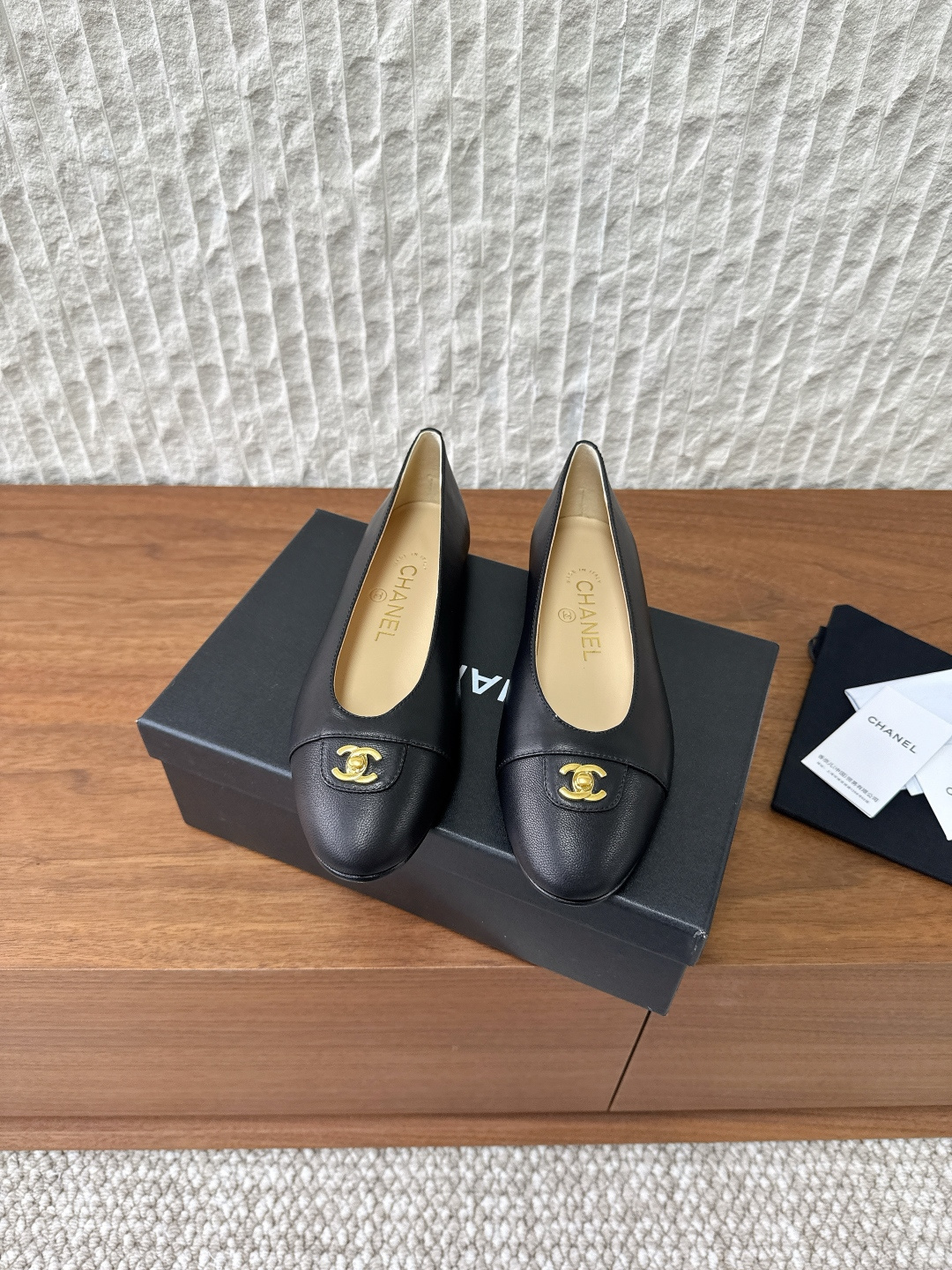 NO:562759,G740 Chanel Xiaoxiang 25ss new autumn and winter style hardware school bag buckle single shoes. I like to wear Chanel's slingba the most. I finally saw this one that I like. It is amazing on the feet~classic small round toe design. The elegant buckle and metal combine to complement each other. It is very versatile and will not tire your feet when worn. Full of high-end feeling~ The upper is made of original imported cowhide, the lining is sheepskin, and the sole is original custom-made Italian leather outsole. Size35-39 (40 customized, non-refundable), single shoes, chanel, chanel, cowhide, sheepskin, Leather soles19860909G740 Chanel 小香 25ss秋冬新款 五金书包扣 单鞋 最喜歡穿香奈兒的slingba 這一個終於看到喜歡的 上脚惊艳~经典小圆头设计 优雅的扣与金属相结合,相得益彰,非常百搭,穿着不累脚.高级感满满~ 鞋面采用原版进口牛皮 内里垫脚羊皮 鞋底原版定制意大利真皮大底 Size35-39（40定做不退换）,单鞋,chanel,chanel,cowhide,sheepskin,Leather soles,Women's Shoes