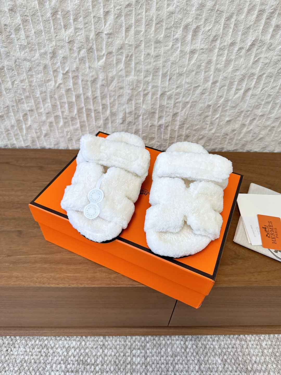 NO:562782,G719 Hermes Hermes 25ss new autumn and winter style, couple's style, plush mop. This dark green color really looks good!  !  !  The real thing will look darker than the picture!  But the lighting and photo effects are so good, and the color palette is very white and noble~ The soft wool model and the lamb wool model have the same color, and the effect will be brighter!  The furry material visually looks like a matte surface, and the upper part is more elegant and fashionable~ The upper is made of original imported lamb wool, the lining is made of wool, and the outsole is original custom-made Italian leather outsole. Upper 35-39 (women's size 40.41.42, men's size 38.46 is custom-made and non-returnable), furry shoes and slippers, hermes, hermes, slippers, Leather soles19860909G719 Hermes 爱马仕 25ss秋冬新款 二舅 情侣款 毛毛拖 这一抹深绿真的好好好好好看呀！！！实物会比图片看着更深一些！ 但在灯光和照片呈现的效果好优秀,也是非常显白显贵气的调色～ 软毛款与羊羔毛款对比了同样的颜色,呈现的效果会更明亮！ 毛茸茸的材质在视觉上看像带了层雾面,上脚更显气质时尚感～ 鞋面采用原版进羊羔毛 内里垫脚羊毛 大底原版定制意大利真皮大底 鞋面35-39（女码40.41.42,男码38.46定做不退换）,毛毛鞋拖鞋,hermes,hermes,slippers,Leather soles,Women's Shoes