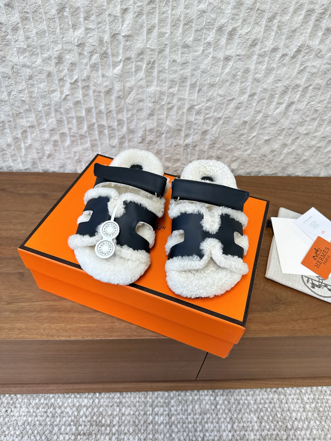 NO:562751,G719 Hermes Hermes 25ss new autumn and winter style, couple's style, plush mop. This dark green color really looks good!  !  !  The real thing will look darker than the picture!  But the lighting and photo effects are so good, and the color palette is very white and noble~ The soft wool model and the lamb wool model have the same color, and the effect will be brighter!  The furry material visually looks like a matte surface, and the upper part is more elegant and fashionable~ The upper is made of original imported lamb hair/cow suede/cow leather, the inner padding is wool, the outsole is original customized Italian leather outsole, upper 35-39 (women's size 40.41.42, men's size 38.46 is custom-made and non-returnable), fur shoes and slippers, hermes, hermes, slippers, cowhide, Leather soles19860909G719 Hermes 爱马仕 25ss秋冬新款 二舅 情侣款 毛毛拖 这一抹深绿真的好好好好好看呀！！！实物会比图片看着更深一些！ 但在灯光和照片呈现的效果好优秀,也是非常显白显贵气的调色～ 软毛款与羊羔毛款对比了同样的颜色,呈现的效果会更明亮！ 毛茸茸的材质在视觉上看像带了层雾面,上脚更显气质时尚感～ 鞋面采用原版进羊羔毛/牛反绒/牛皮 内里垫脚羊毛 大底原版定制意大利真皮大底 鞋面35-39（女码40.41.42,男码38.46定做不退换）,毛毛鞋拖鞋,hermes,hermes,slippers,cowhide,Leather soles,Women's Shoes