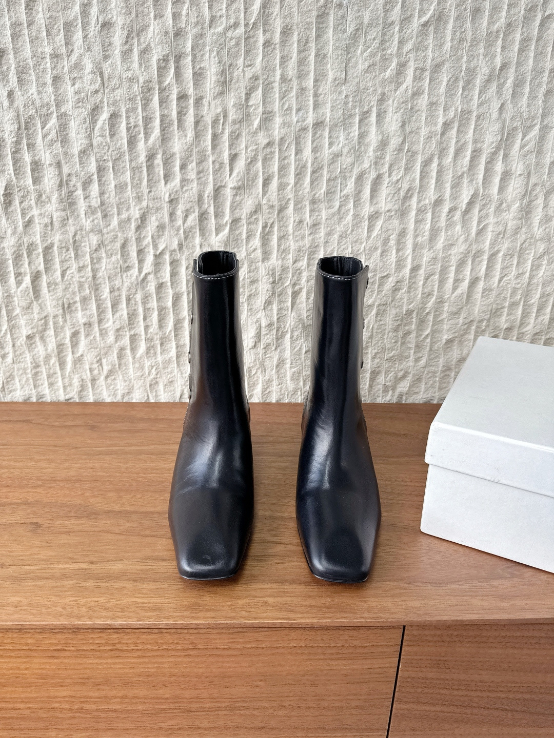 NO:562717,G741 IMMI niche trendy brand 25ss new style for autumn and winter rivets square toe flat bottom short boots When the coolness of the square toe meets the sharpness of the rivets, this product becomes a 'fashion tool' to break the dullness in autumn and winter. It does not rely on the publicity of high heels, but is full of details and comfort, giving every step an air of 'not easy to mess with'. The metal rivets on the boots are the absolute highlight. They are arranged at random without piling up exaggeration.  The cold luster reflects the sharp attitude under the light. It not only retains the brand's consistent design tension, but also injects personality into the basic boot style. The neat square toe design bids farewell to the round and soft cuteness. It makes the feet slim while adding a bit of retro coolness. The fabric is made of original imported cowhide/cow suede. The lining is sheepskin. The sole is original custom-made non-slip rubber outsole.   size35-39 (40.41 customization is not returnable), boots, boots, cowhide, sheepskin19860909G741 IMMI 小众潮牌 25ss秋冬新款 铆钉 方头 平底 短靴 当方头的飒爽撞上铆钉的锐利 这款便成了秋冬打破沉闷的“时尚利器” 它不依赖高跟的张扬,却以细节与满分舒适 让每一步都自带“不好惹”的率性气场. 靴筒的金属铆钉是绝对亮点 错落排布却不堆砌浮夸 冷冽光泽在光线下折射出利落态度 既保留了品牌一贯的设计张力 又为基础款靴型注入个性 利落方头设计告别圆润软萌 显脚瘦的同时更添几分复古酷感 面料采用原版进口牛皮/牛反绒 内里垫脚羊皮 鞋底原版定制防滑橡胶大底 size35-39（40.41定制不退换）,靴子,boots,cowhide,sheepskin,Women's Shoes