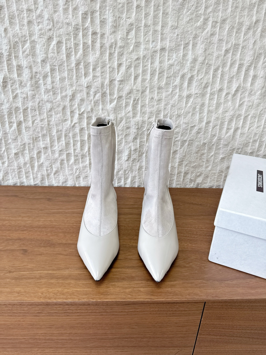 NO:562728,G741 Jacquemus niche fashion brand 25ss new autumn and winter style stretch knitted splicing pointed toe cat heel short boots. The color transition is natural and enhances the layering of the overall design. The pointed toe is neat and elegant, and the stiletto heel enhances the female elegance. The short boot shape can be well connected with trousers or skirts and can be worn in a wide range of scenarios. Create a retro and casual casual style, highlighting the gentle and mature feminine charm. The upper is made of original imported open edge beads/knitted  Sheepskin lining, heel height 4cm, original custom-made Italian leather outsole, size 35-41 (40.41 custom-made, non-returnable), boots, boots, skirts, sheepskin, Leather soles19860909G741 Jacquemus 小众潮牌 25ss秋冬新款 弹力 针织 拼接 尖头 猫跟 短靴 色彩过渡自然,提升整体设计的层次感. 尖头鞋头利落大气,细跟增强女性优雅气质,短筒靴型能很好地衔接裤装或裙装,穿着场景广泛. 打造复古又随性的休闲风格,凸显温柔轻熟的女性魅力. 鞋面采用原版进口开边珠/针织 内里垫脚羊皮 跟高4cm 鞋底原版定制意大利真皮大底 码数35-41（40.41定做不退换）,靴子,boots,skirts,sheepskin,Leather soles,Women's Shoes