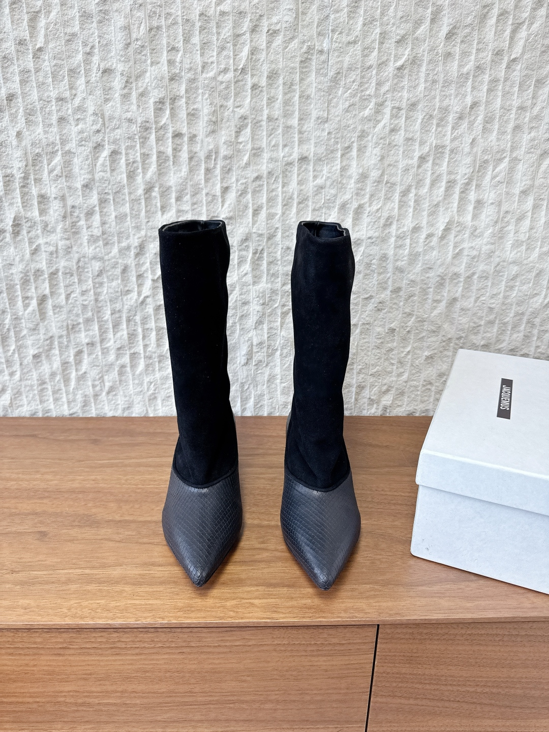 NO:562733,G741 Jacquemus niche trendy brand 25ss new style for autumn and winter, splicing, pointed toe, cat heel, mid-calf boots, wide-leg boots. The suede material is soft and textured, while the snake-print leather adds a sense of wildness and luxury. The splicing process of the two materials is exquisite, and the color transition is natural, which enhances the layering of the overall design. The pointed toe is neat and elegant, and the stiletto heel enhances the female elegance. The mid-calf boot shape can be well connected with trousers or skirts, and can be worn in a wide range of scenarios.  Pair it with high-waisted denim wide-leg pants, florals, and a short leather piece to create a retro and casual casual style. Choose beige or brown and match it with knitting of the same color to highlight the gentle and mature feminine charm. The upper is made of original imported cowhide/cow suede, the lining is sheepskin, the heel height is 5cm, and the sole is original custom-made Italian leather outsole.   Size 35-39 (40.41 customized, non-refundable), boots, boots, skirts, cowhide, sheepskin, chamois leather, Leather soles19860909G741 Jacquemus 小众潮牌 25ss秋冬新款 拼接 尖头 猫跟 中筒靴 宽筒靴 麂皮材质柔软有质感,蛇纹皮革则增添野性与高级感,两种材质的拼接工艺精细,色彩过渡自然,提升整体设计的层次感.尖头鞋头利落大气,细跟增强女性优雅气质,中筒靴型能很好地衔接裤装或裙装,穿着场景广泛. 与高腰牛仔阔腿裤、碎花搭配,外搭一件短款皮,打造复古又随性的休闲风格.选择米色或棕色款,搭配同色系的针织,凸显温柔轻熟的女性魅力. 鞋面采用原版进口牛皮/牛反绒 内里垫脚羊皮 跟高5cm 鞋底原版定制意大利真皮大底 码数35-39（40.41定做不退换）,靴子,boots,skirts,cowhide,sheepskin,chamois leather,Leather soles,Women's Shoes