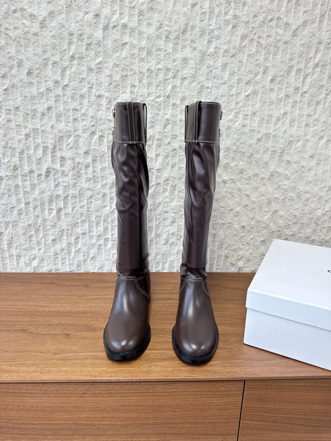 NO:562738,G741 Lost in echo niche trendy brand 25ss new style for autumn and winter, thick heel, round toe, pile boots, long boots, pile boots. Comes with cool buff design to break the monotony. Casual pleats on the boot shaft, retro and attitude, neat square heel, stable and windy when walking. It is super slay with skirts and trousers. It is easy to feel fashionable~ The upper is made of original imported cowhide, the lining is sheepskin outsole, and the original customized rubber combination outsole  Size 35-39 (40.41 custom-made, non-returnable), boots, boots, skirts, cowhide, sheepskin19860909G741 Lost in echo 小众潮牌 25ss秋冬新款 粗跟 圆头 堆堆靴 长靴 堆堆长靴 自带酷飒buff 设计打破单调 靴筒随性堆褶 复古又有态度 利落方跟 走起路来稳稳带风 搭配裙装裤装都超slay 轻松拿捏时髦感～ 鞋面采用原版进口牛皮 内里垫脚羊皮 大底 原版定制橡胶组合大底 码数35-39（40.41 定做不退换）,靴子,boots,skirts,cowhide,sheepskin,Women's Shoes