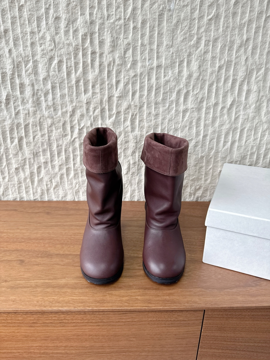 NO:562748,G741 Cotemp niche trendy brand 25ss new autumn and winter style round toe cat heel stack boots short boots When the gentleness of the round toe meets the laziness of the stack boots, this series of shoes has become the 'atmosphere artifact' in autumn and winter. It does not deliberately pursue sharpness, but uses just the right sense of relaxation to give every step a casual and elegant aura. The rounded toe head weakens the stiffness of the shoes and accommodates various foot types.  It adds a bit of softness and cuteness. The toes are not restrained when walking, and the comfort is full. The naturally pleated boot cuff is the highlight of the design. It can hide the shortcomings of the leg shape and reveal an inadvertent French laziness. Pair it with trousers to reveal a part of the boot edge, or wear it wit19860909G741 Cotemp 小众潮牌 25ss秋冬新款 圆头 猫跟 堆堆靴 短靴 当圆头的温柔撞上堆靴的慵懒 这一系列鞋履便成了秋冬的“氛围感神器” 它不刻意追求锐利 却用恰到好处的松弛感 让每一步都自带随性优雅的气场. 圆润鞋头弱化了鞋履的生硬感 包容各种脚型的同时 更添几分软萌气质 走路时脚尖无束缚 舒适感拉满 自然堆褶的靴口是设计亮点 既能藏住腿型小缺点 又透着不经意的法式慵懒 搭配裤装露一截靴边 或配裙子露出纤细脚踝 都格外显灵动. 鞋面采用原版进口牛皮 内里垫脚羊皮 鞋底原版定制防滑橡胶大底 size35-39（40.41定制不退换）,靴子,boots,skirts,cowhide,sheepskin,Women's Shoes