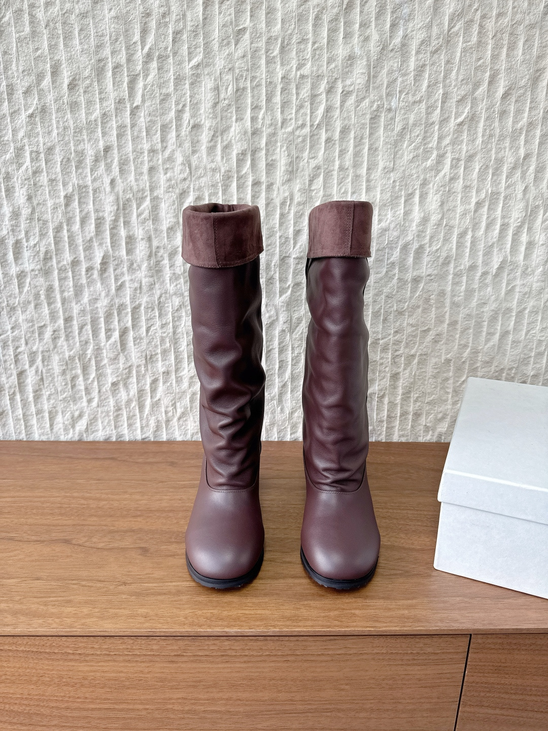 NO:562753,G741 Cotemp niche trendy brand 25ss new autumn and winter style round toe cat heel stack boots long boots When the gentleness of the round toe meets the laziness of the stack boots, this series of shoes has become the 'atmosphere artifact' in autumn and winter. It does not deliberately pursue sharpness, but uses just the right sense of relaxation to give every step a casual and elegant aura. The rounded toe head weakens the stiffness of the shoes and accommodates various foot types.  It adds a bit of softness and cuteness. The toes are not restrained when walking, and the comfort is full. The naturally pleated boot cuff is the highlight of the design. It can hide the shortcomings of the leg shape and reveal an inadvertent French laziness. Pair it with trousers to reveal a part of the boot edge, or wear it with a skirt to reveal the slender ankles, which is particularly smart. The upper is made of original imported cowhide, the lining is sheepskin, and the sole is original custom-made non-slip rubber outsole.   size35-39 (40.41 customization is not returnable), boots, boots, skirts, cowhide, sheepskin19860909G741 Cotemp 小众潮牌 25ss秋冬新款 圆头 猫跟 堆堆靴 长靴 当圆头的温柔撞上堆靴的慵懒 这一系列鞋履便成了秋冬的“氛围感神器” 它不刻意追求锐利 却用恰到好处的松弛感 让每一步都自带随性优雅的气场. 圆润鞋头弱化了鞋履的生硬感 包容各种脚型的同时 更添几分软萌气质 走路时脚尖无束缚 舒适感拉满 自然堆褶的靴口是设计亮点 既能藏住腿型小缺点 又透着不经意的法式慵懒 搭配裤装露一截靴边 或配裙子露出纤细脚踝 都格外显灵动. 鞋面采用原版进口牛皮 内里垫脚羊皮 鞋底原版定制防滑橡胶大底 size35-39（40.41定制不退换）,靴子,boots,skirts,cowhide,sheepskin,Women's Shoes