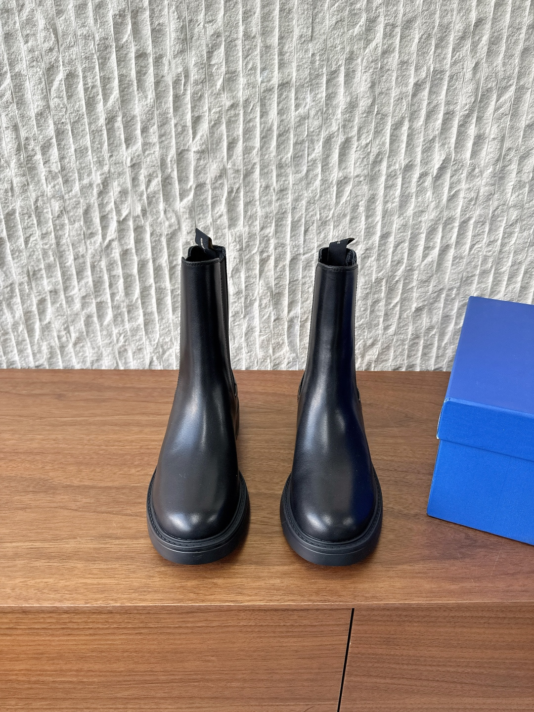 NO:562772,Cowhide G036 Stuart Weitzman 25ss new autumn and winter Chelsea boots and short boots. Classic, simple, handsome and versatile ~ the shoe shape is super good, easy to wear, light and not bulky. Increase height, easily have long legs, make the legs look slimmer and absolutely perfect ~ great fragrance ~ Side zipper design, easy to put on and take off. Style that can be worn in all seasons. The fabric is made of original imported calfskin/cow suede. The lining is mixed sheepskin. The sole is original customized TPU rubber outsole.  Size 35-40 (custom-made size 40 is non-refundable), boots, cowhide, sheepskin19860909牛皮 G036 Stuart Weitzman 25ss秋冬新款 切尔西靴 短靴 经典简约帅气百搭～鞋形超好 好穿到飞起 轻盈不笨重 增高 轻松拥有大长腿 显腿瘦绝绝子~大香了～ 侧拉链设计 方便穿脱 四季可穿的款式 面料采用原版进口小牛皮/牛反绒 内里垫脚混种羊皮 鞋底原版定制TPU橡胶大底 码数35-40（40定做不退换）,靴子,boots,cowhide,sheepskin,Women's Shoes