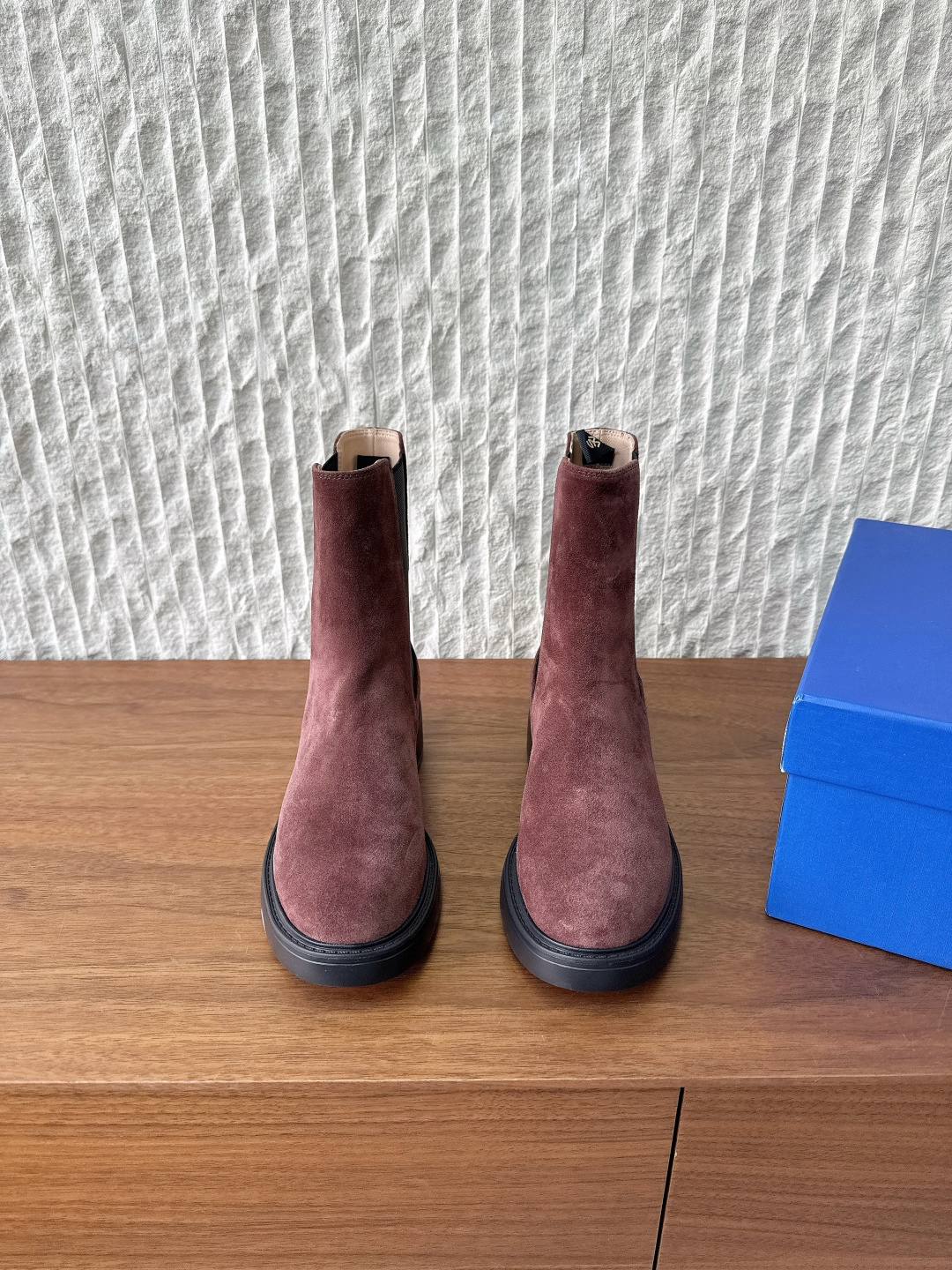NO:562777,Cow suede G036 Stuart Weitzman 25ss new autumn and winter Chelsea boots short boots, classic, simple, handsome and versatile ~ the shape of the shoe is super good, easy to wear, light and not bulky, heightening, easy to have long legs, slim legs, very fragrant~ Side zipper design, easy to put on and take off, style that can be worn in all seasons, the fabric is made of original imported calfskin/cow suede, the lining is mixed sheepskin, the sole is original custom TPU rubber outsole  Size 35-40 (custom-made size 40 is non-refundable), boots, cowhide, sheepskin19860909牛反绒 G036 Stuart Weitzman 25ss秋冬新款 切尔西靴 短靴 经典简约帅气百搭～鞋形超好 好穿到飞起 轻盈不笨重 增高 轻松拥有大长腿 显腿瘦绝绝子~大香了～ 侧拉链设计 方便穿脱 四季可穿的款式 面料采用原版进口小牛皮/牛反绒 内里垫脚混种羊皮 鞋底原版定制TPU橡胶大底 码数35-40（40定做不退换）,靴子,boots,cowhide,sheepskin,Women's Shoes