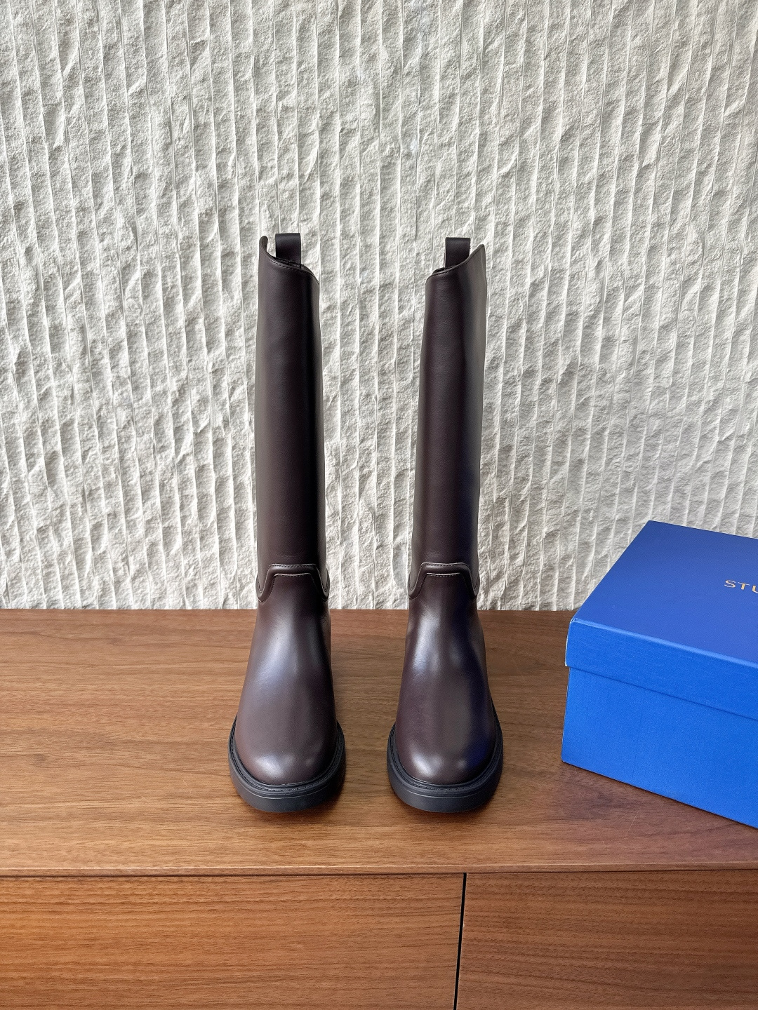 NO:562770,G036 Stuart Weitzman 25ss new autumn and winter knight boots long boots with bold personality, handsome and rough design, full of fashion charm, light texture and comfortable fit for the leg shape. Light texture and comfortable fit for the leg shape. The eye-catching thick expanded silhouette design is matched with a series of materials to make every step you take show fashion, functionality and influence. The upper is made of original imported cowhide and the lining is sheepskin. The outsole is original custom-made rubber outsole.  Size 35-40 (40. Customization is non-refundable), boots, cowhide, sheepskin19860909G036 Stuart Weitzman 25ss秋冬新款 骑士靴 长靴 个性张扬、帅气粗旷设计、尽显时尚魅力、质感轻盈且舒适贴合腿型. 质感轻盈且舒适贴合腿型,引人瞩目的粗扩廓形设计搭配一系列材质,令您的每一步均尽显时尚、功能性及影响力. 鞋面采用原版进口牛皮 内里垫脚羊皮 大底原版定制橡胶大底 尺码35-40（40.定制不退换),靴子,boots,cowhide,sheepskin,Women's Shoes