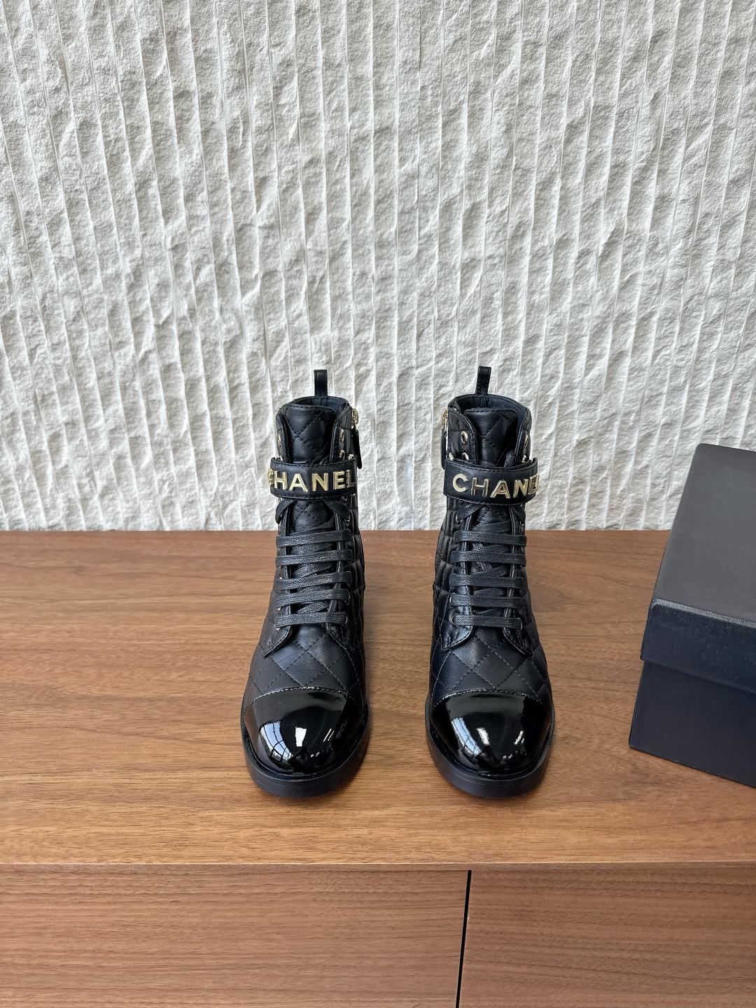 Las nuevas botas cortas con cordones y velcro de otoño e invierno Chanel Xiaoxiang 25ss son la serie de botas de moto q…